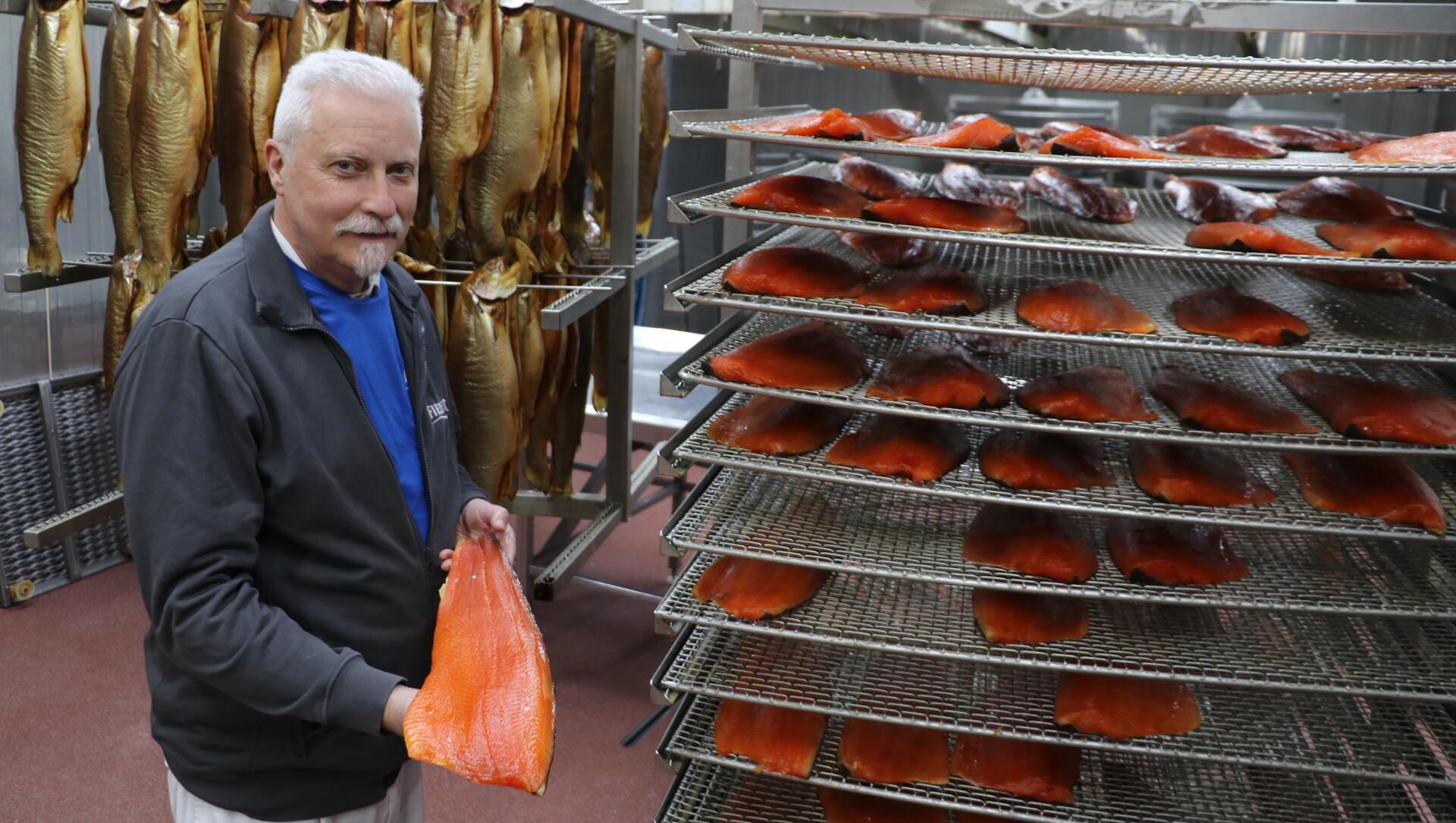 Große Liebe zum Fisch: Andree Fiedler liebt seine Arbeit. Hier prüft er gerade die Ware.