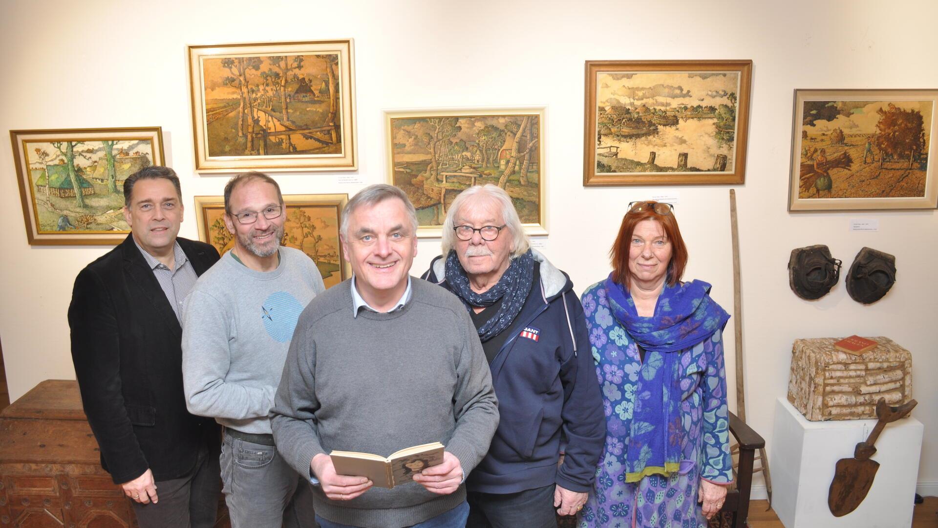 Große Vorfreude auf die Lesung mit Manfred Thoden im Tetjus Tügel Zuhause - Museum Hein Meyer am 1. Februar. Unser Foto zeigt Marianne Gerth-Meyer, Schatzmeisterin im Vorstand des Museums-Verein (von rechts), Hein Meyer, Pastor und Tügel-Kenner Manfred Thoden und sein Studienfreund Ralf Döbbeling sowie Vereinsmitglied Claus Pape.