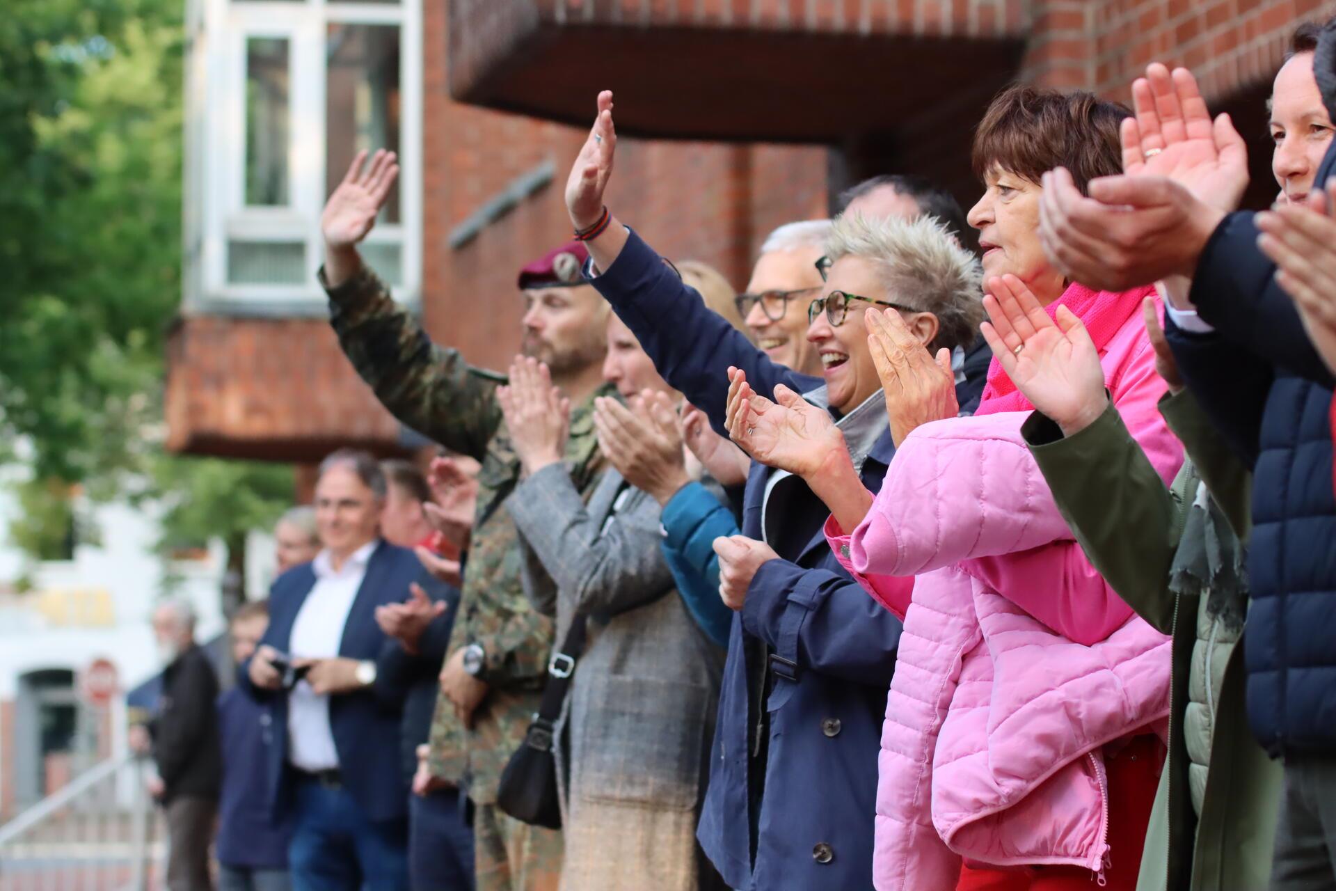 Großer Aufmarsch vorm Rathaus: Das Defilee gehört traditionell zu den Zevener Vi...