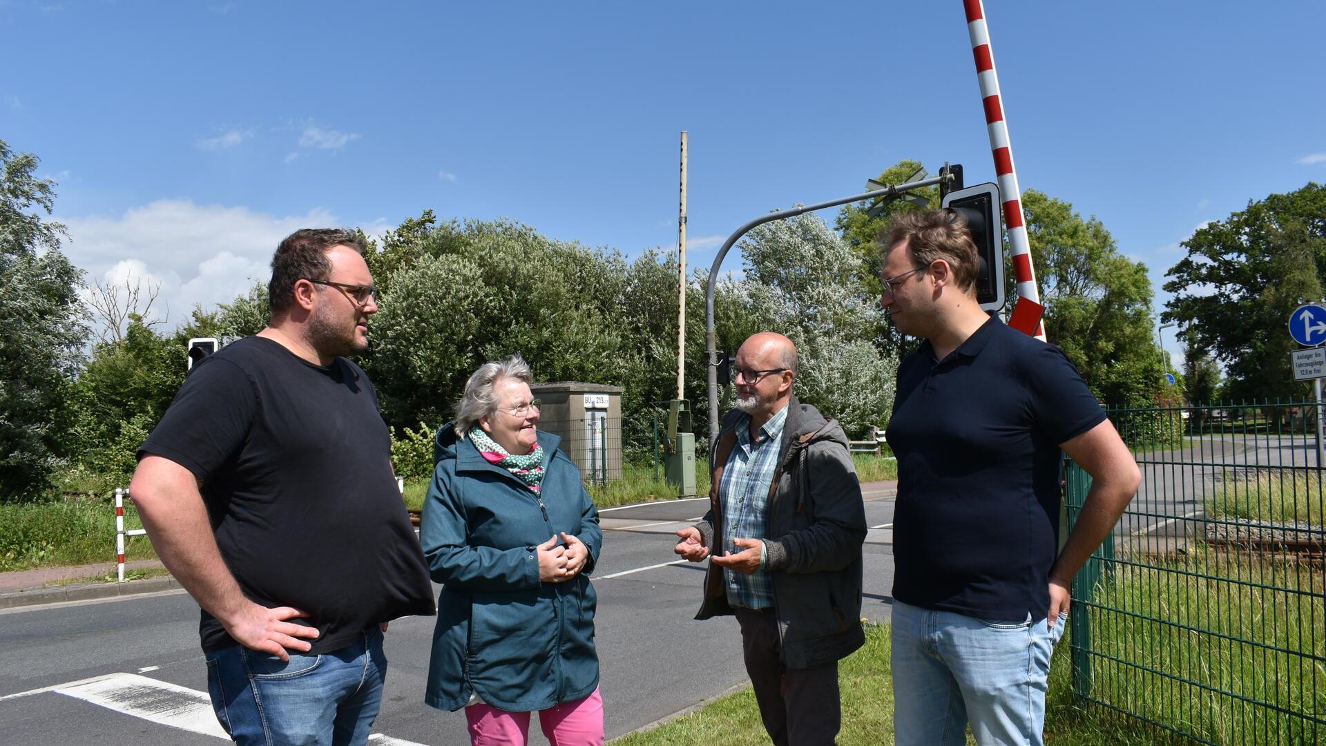 Grünen-Treffen mit Jan-Hendrik Sibberns (von links), Eva Viehoff, Ralf Faber und Stephan Christ an der Bahnstrecke in Spieka. Viele im Ort wünschen sich, dass der Bahnhaltepunkt reaktiviert wird.