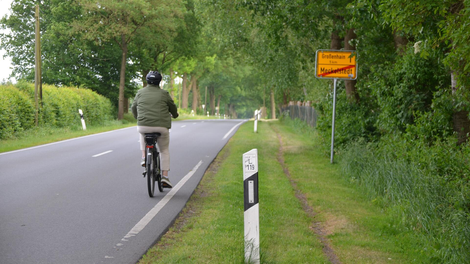 Radfahrerin auf Landstraße