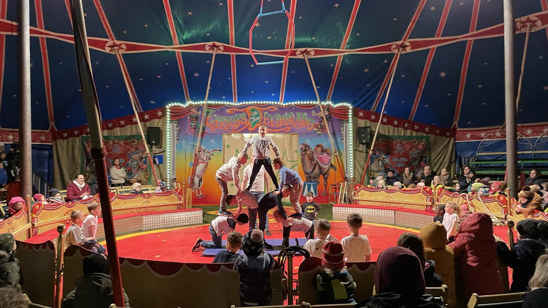 Grundschulkinder in der Manege in Geestenseth: Die Gruppe „Akrobaten“ hat ihren großen Auftritt.