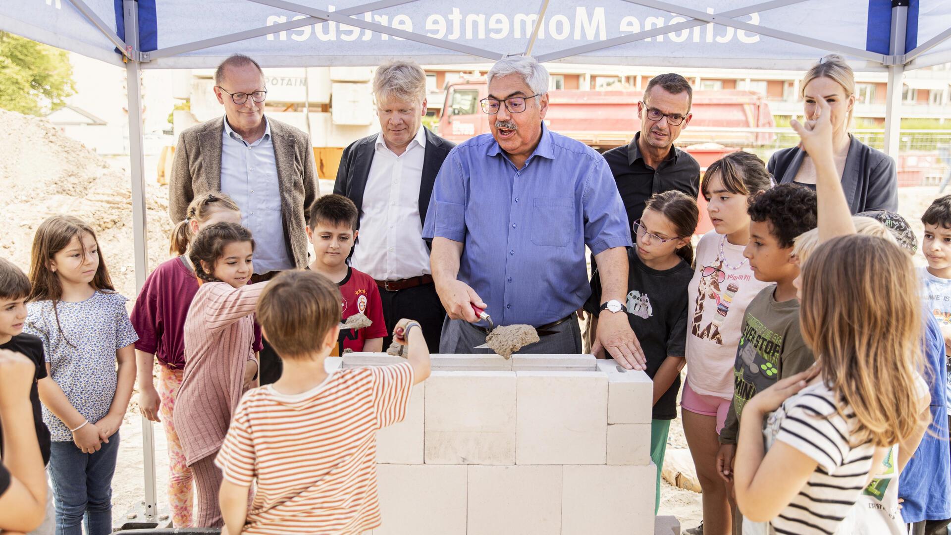 Grundsteinlegung für die „Neue Grundschule Lehe“: Oberbürgermeister Melf Grantz (SPD) Bürgermeister setzt die Zeitkapsel ein. 