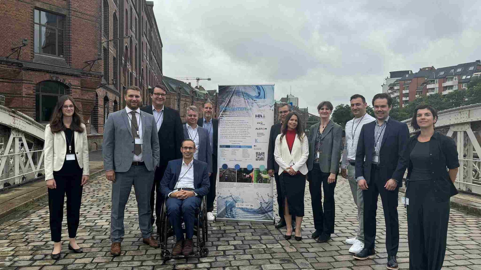 Gruppenbild von der Abschlussveranstaltung.Von links: Franziska Giese (SMI), Jörg Schulze (Alstom), Sebastian Doderer (EVB), Prof. Dr. Benjamin Wagner vom Berg (Hochschule Bremerhaven), Marco Wöltje (IEKRW), Sebastian Wolff (IEKRW), Martin Wittmaier (IEKRW), Frauke Paul (HPA), Uta Kühne (Hochschule Bremerhaven), Senad Hasanspahic (Hochschule Bremerhaven), Matthias Eiden (HPA) und Insa Pohlenga (Bremenports, Projektkoordinatorin)