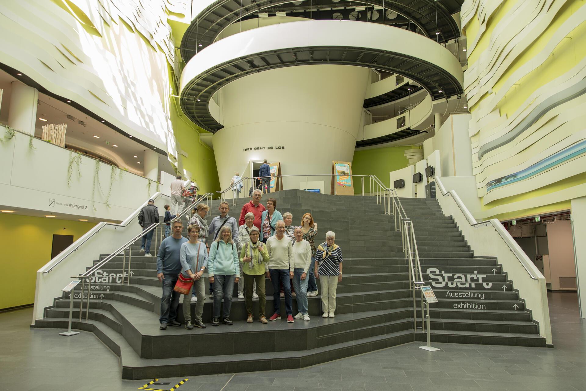 Gruppenfoto im Foyer: Dieser Bereich ist allen lesern gut bekannt.