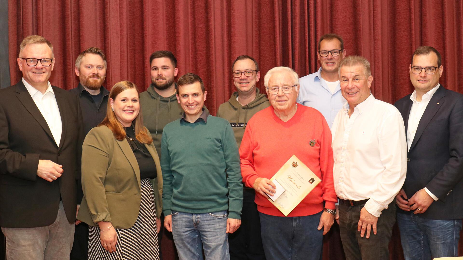 Gunnar Dücker (links), Christian Harms (von rechts) und Schützenkönig Nicholas Ipsen begrüßten die neugewählten Vorstandmitglieder Hendrik Bube (Zweiter von links), Vivien Wellbrock, Jan-Frederik Meyer, Jens Heidemann, Claus Bösch sowie Friedrich Topp (Dritter von rechts) und gratulierten Werner Kröger zur Auszeichnung.