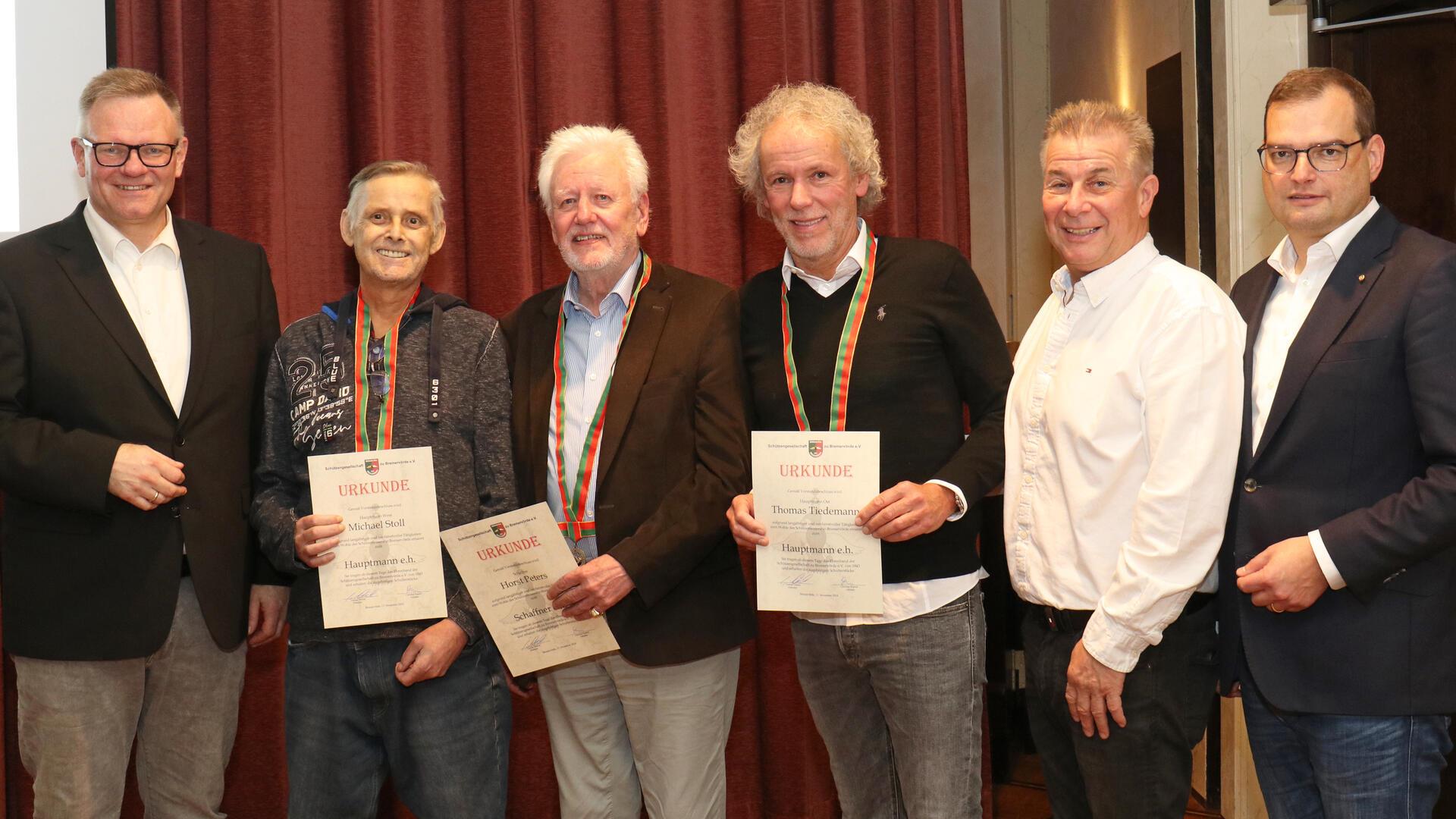 Gunnar Dücker (links) sowie Christian Harms (von rechts) und Schützenkönig Nicholas Ipsen zeichneten Michael Stoll (Zweiter von rechts), Horst Peters und Thomas Tiedemann mit Ehrentiteln aus.