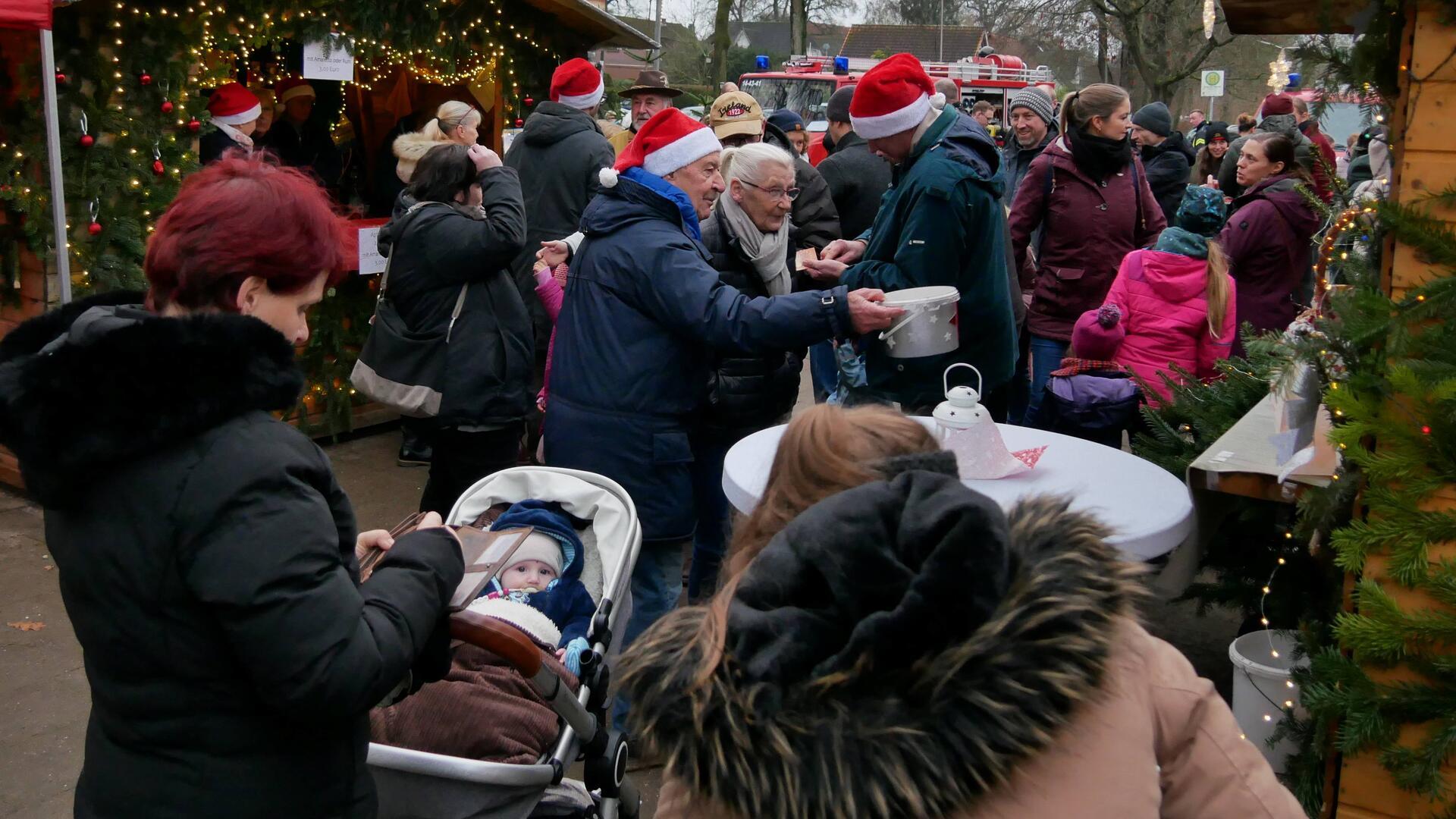 Gut was los war auf dem Weihnachtsmarkt in Rhade. Nicht nur aus den benachbarten Dörfern kamen die Gäste. Sogar aus Bremen waren Besucher auf dem Markt.