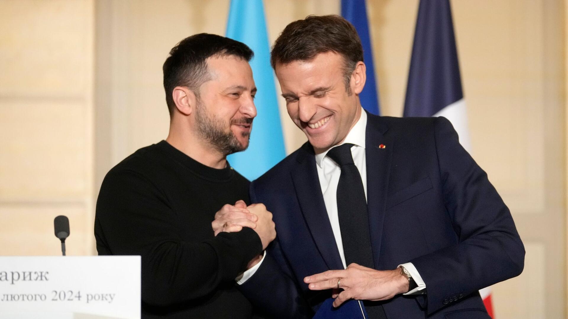 Gute Stimmung: Der ukrainische Präsident Wolodymyr Selenskyj (l) unterzeichnete in Paris ein bilaterales Sicherheitsabkommen mit Frankreich. Die Freude ist ihm und seinem Amtskollegen Emmanuel Macron ins Gesicht geschrieben.