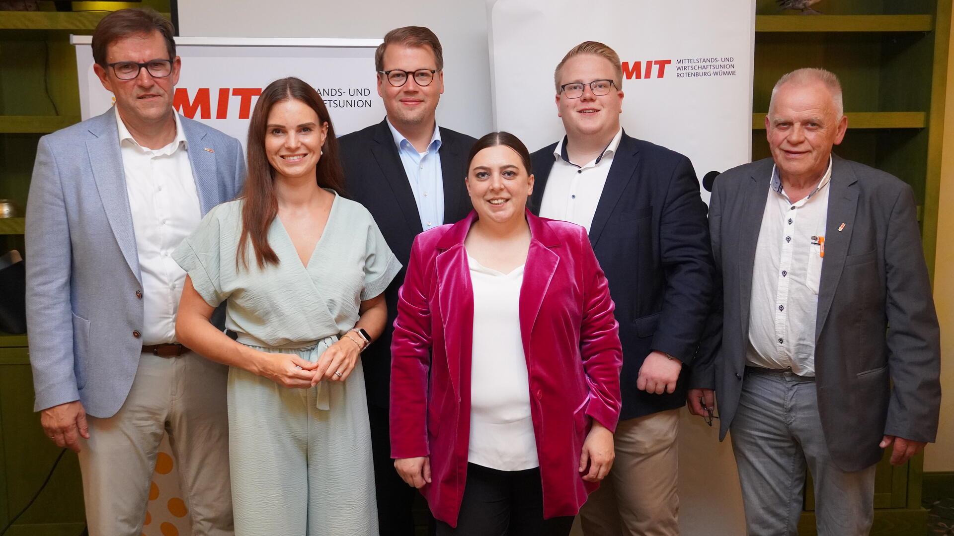 Gute Stimmung nach knapp zwei Stunden Debatte: Die MIT-Vorsitzenden Gerhard Hoffmann (links) und Friedrich Michaelis (rechts) nach dem Diskussionsabend mit Vanessa-Kim Zobel, Alexander Krause, Sabrina Klapper und Nico Burfeind. Fotos: Bick