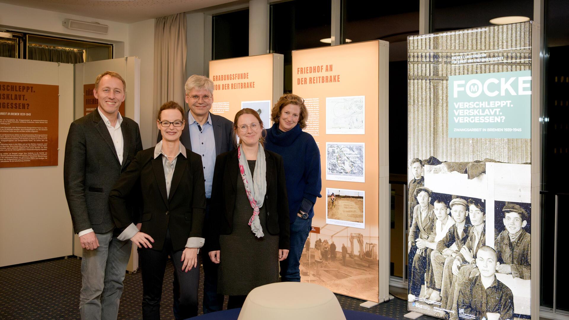 Haben die Ausstellung in Bremerhaven eröffnet (von links): Kulturdezernent Dr. Hauke Hilz, Dr. Anna Greve und Dr. Jan Werquet (beide Focke-Museum), Dr. Julia Kahleyß (Stadtarchiv) und Julia Steffen (VHS). Foto: Masorat