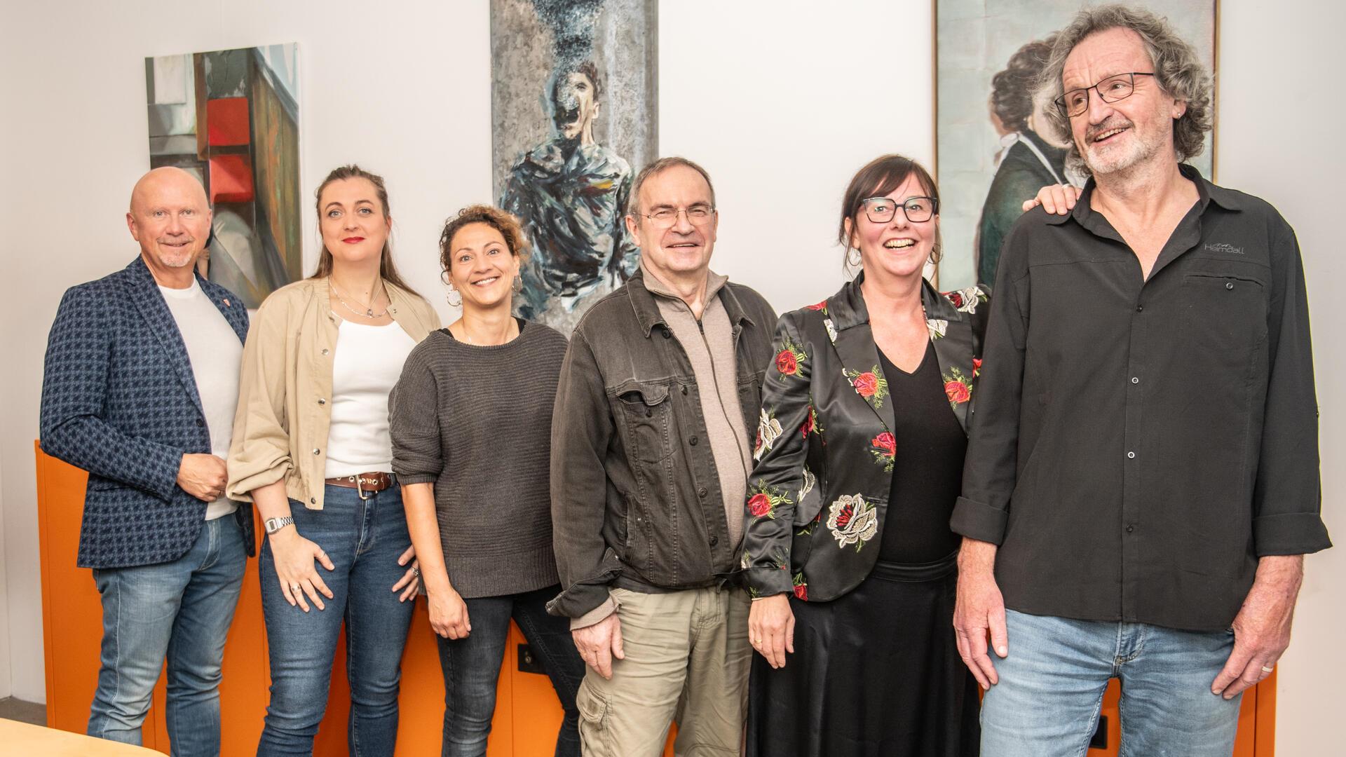 Haben die Qual der Wahl - die Mitglieder der Jury für den Bremervörder Kunstpreis 2022: Michael Hannebacher (von links), Sabrina Adeline Nagel, Assia Bouraada, Prof. Bernd Müller-Pflug, Anja Schlesselmann-Janssen und Andreas von Glahn.