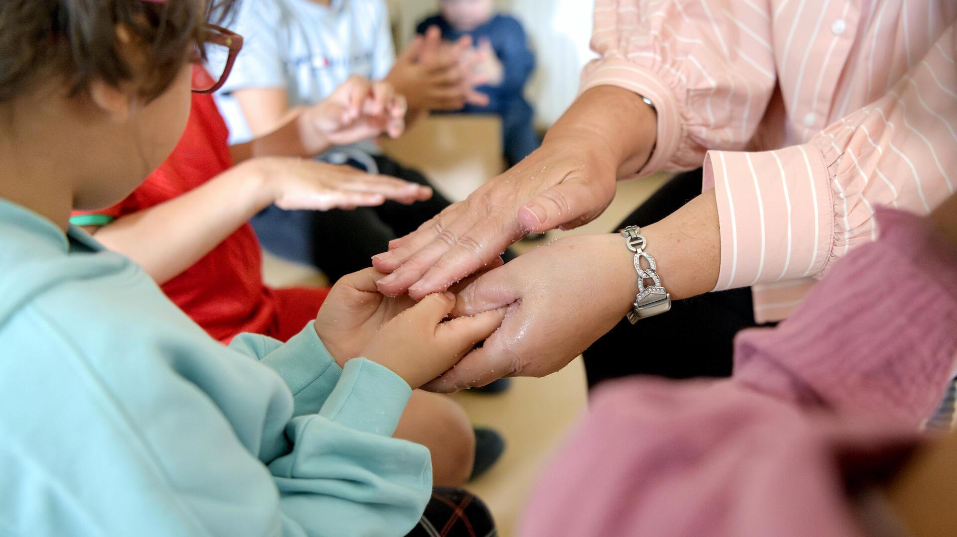 Handmassage im Fröbelkindergarten