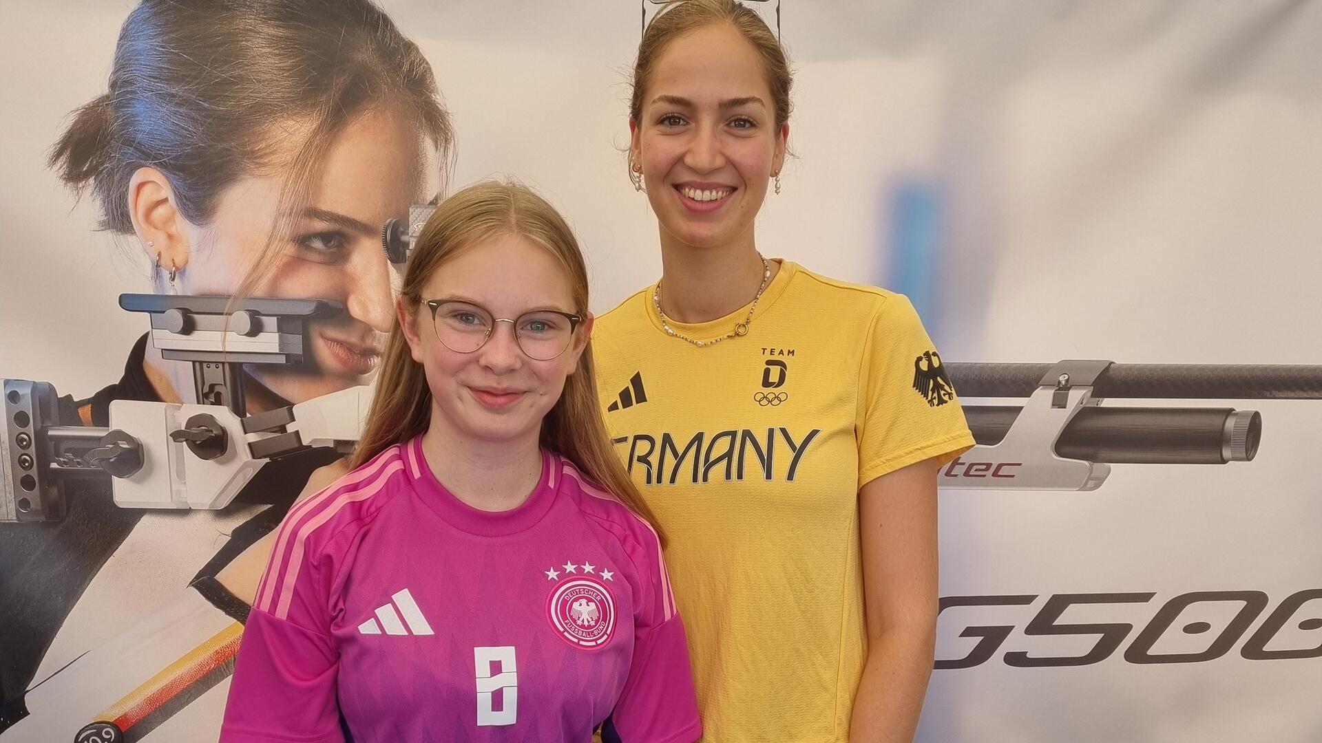 Hanna Busch mit ihrem sportlichen Vorbild: Olympiaschützin Anna Janssen.