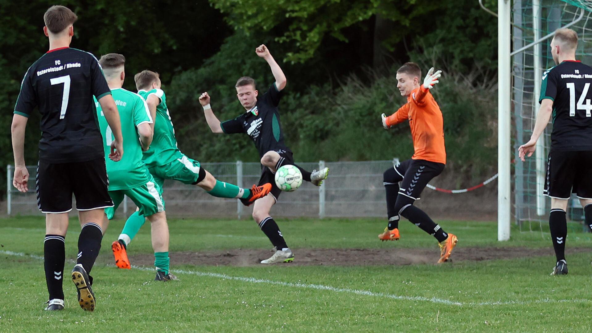 Hannes Schröder (16) ist einen Tick schneller und spitzelt den Ball an FC-Keeper Maurice Meyer vorbei zum 2:3 für Karlshöfen.