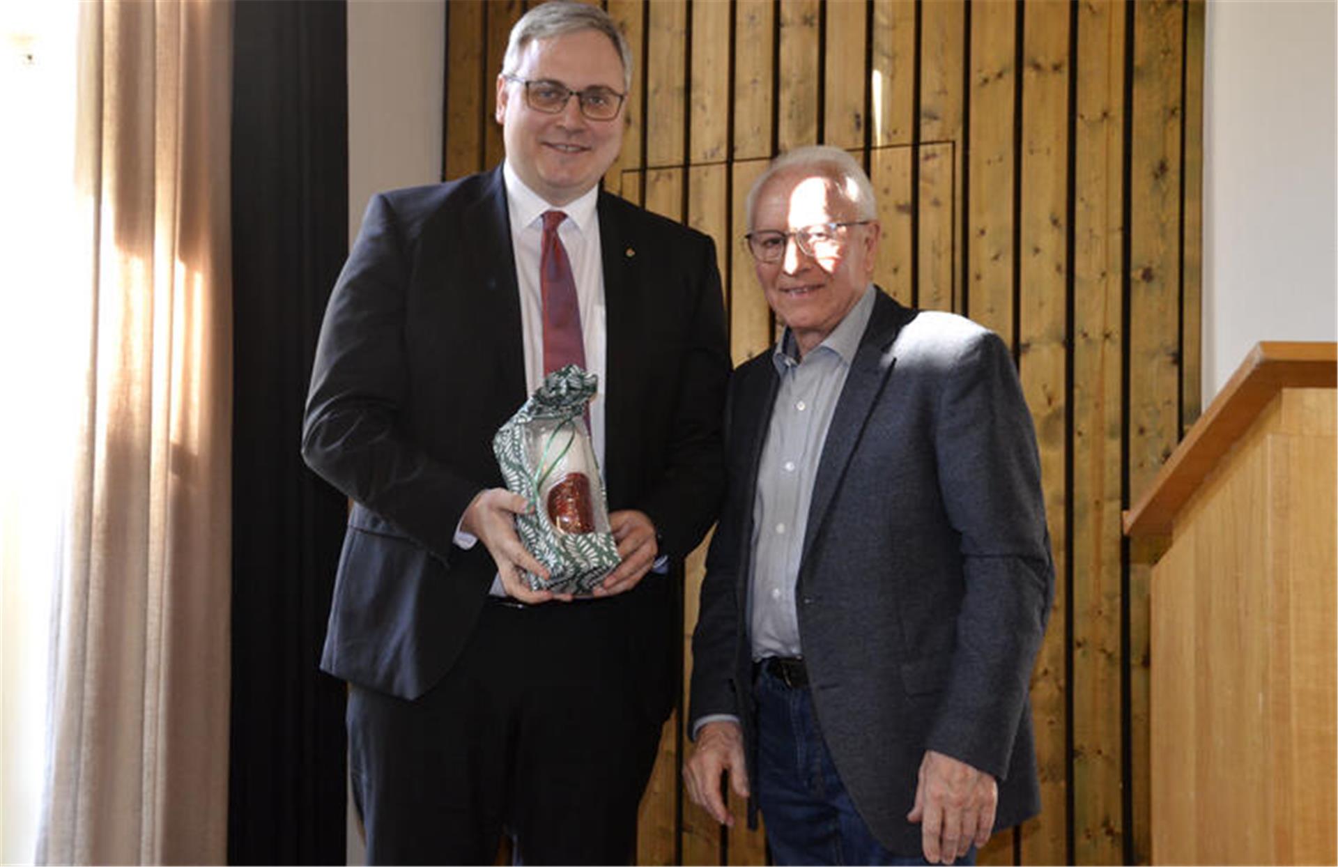 Hans-Hermann Brandt (rechts) vom „Männerfrühstück“-Organisationsteam bedankte sich bei Marco Prietz mit einem Präsent. Die überreichte Stiftungskerze verkauft die St. Lamberti Stiftung üblicherweise, um aus dem Erlös die Arbeit der Kirchengemeinde zu unterstützen.