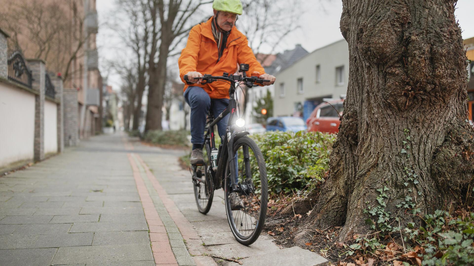 Hans Joachim Schmeck-Lindenau vom ADFC sorgt sich um die Fahrradfahrer an der Georg-Seebeck-Straße.