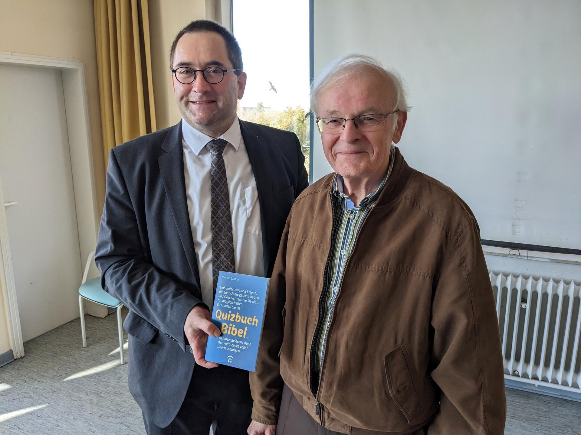 Hans Schöttke und Superintendent Albrecht Preisler. 