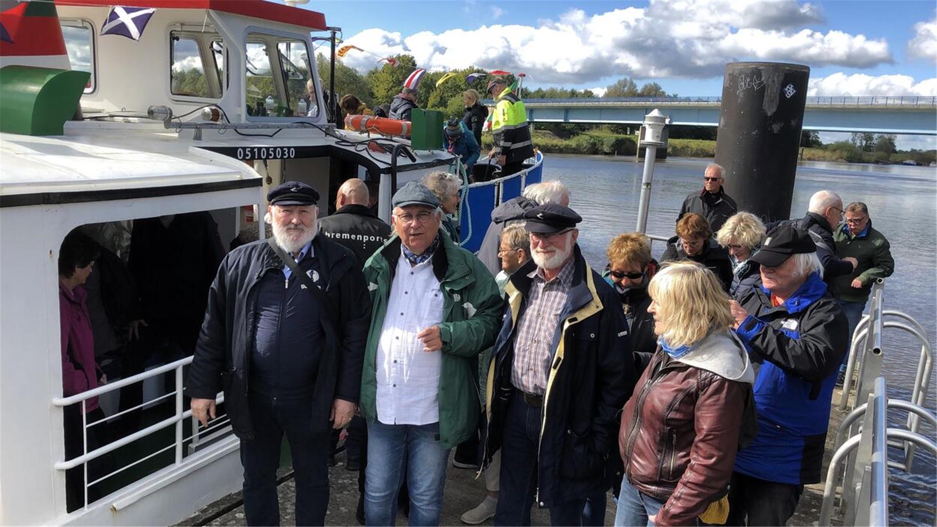 Harald-Gerd Brandt (Mitte) mit Gästeführern und einem Teil der Reisegruppe aus Offensen.