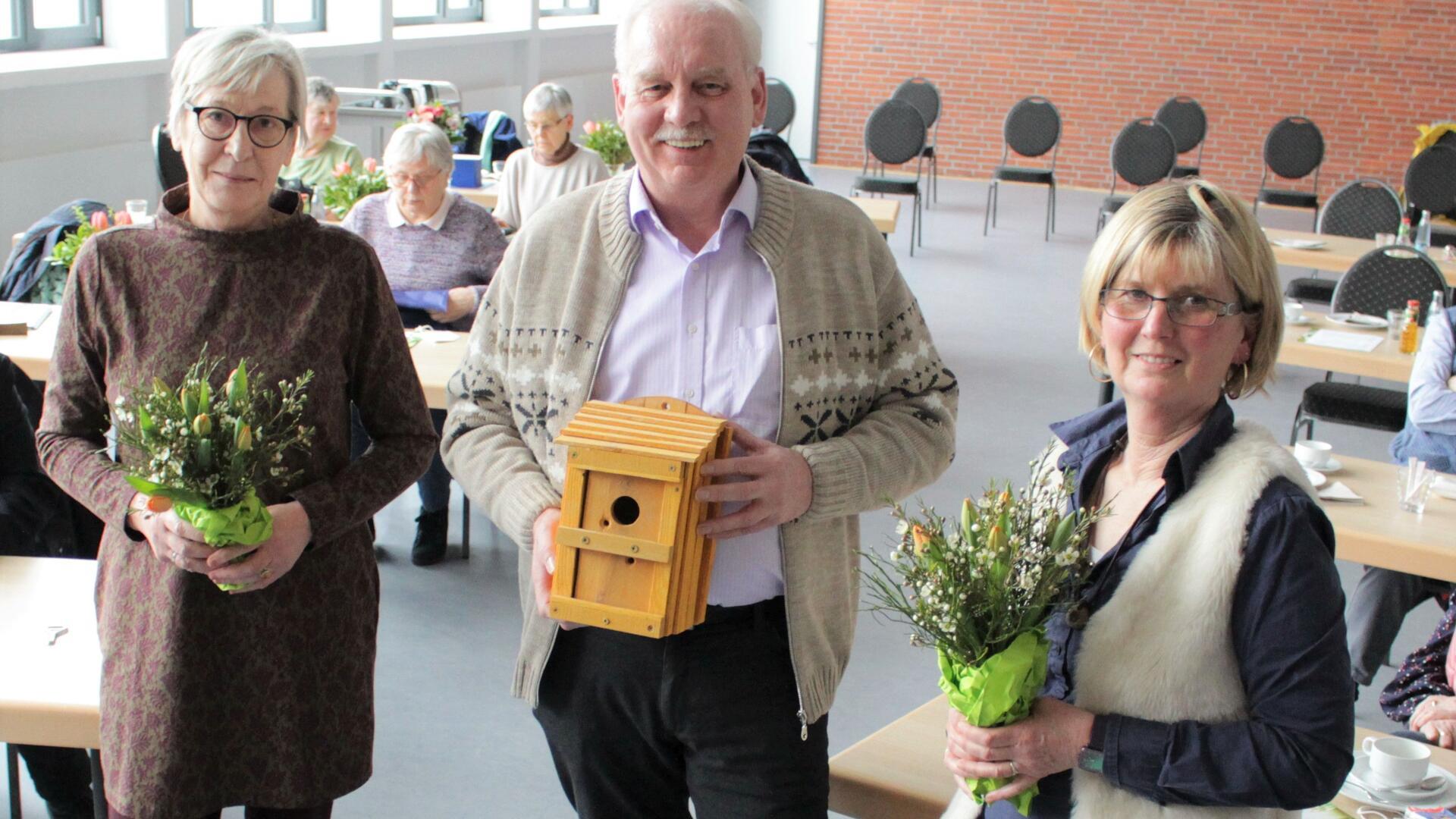 Harald Sommerfeld, Vorsitzender des Kreis-Seniorenbeirats (Mitte, hier bei der Gründung des Beirats in Beverstedt), wünscht sich in jeder Gemeinde einen Seniorenbeirat. In Loxstedt gibt es bislang keinen.