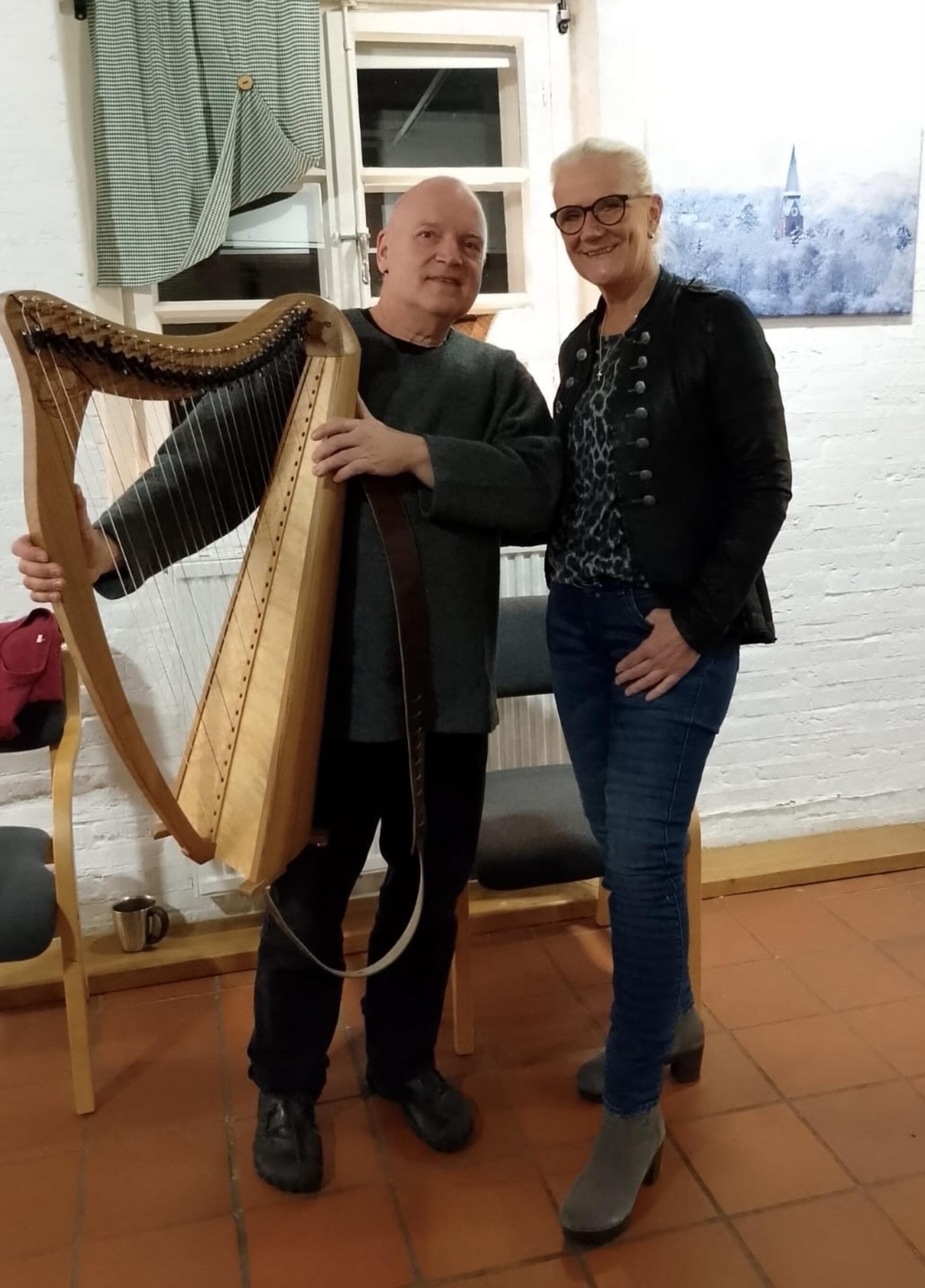 Harfenmusik und Märchen: Die Koordinatorin der ambulanten Hospizarbeit im Raum Wesermünde Andrea Neuhaus freut sich über den Besuch von Jörn-Uwe Wulf.