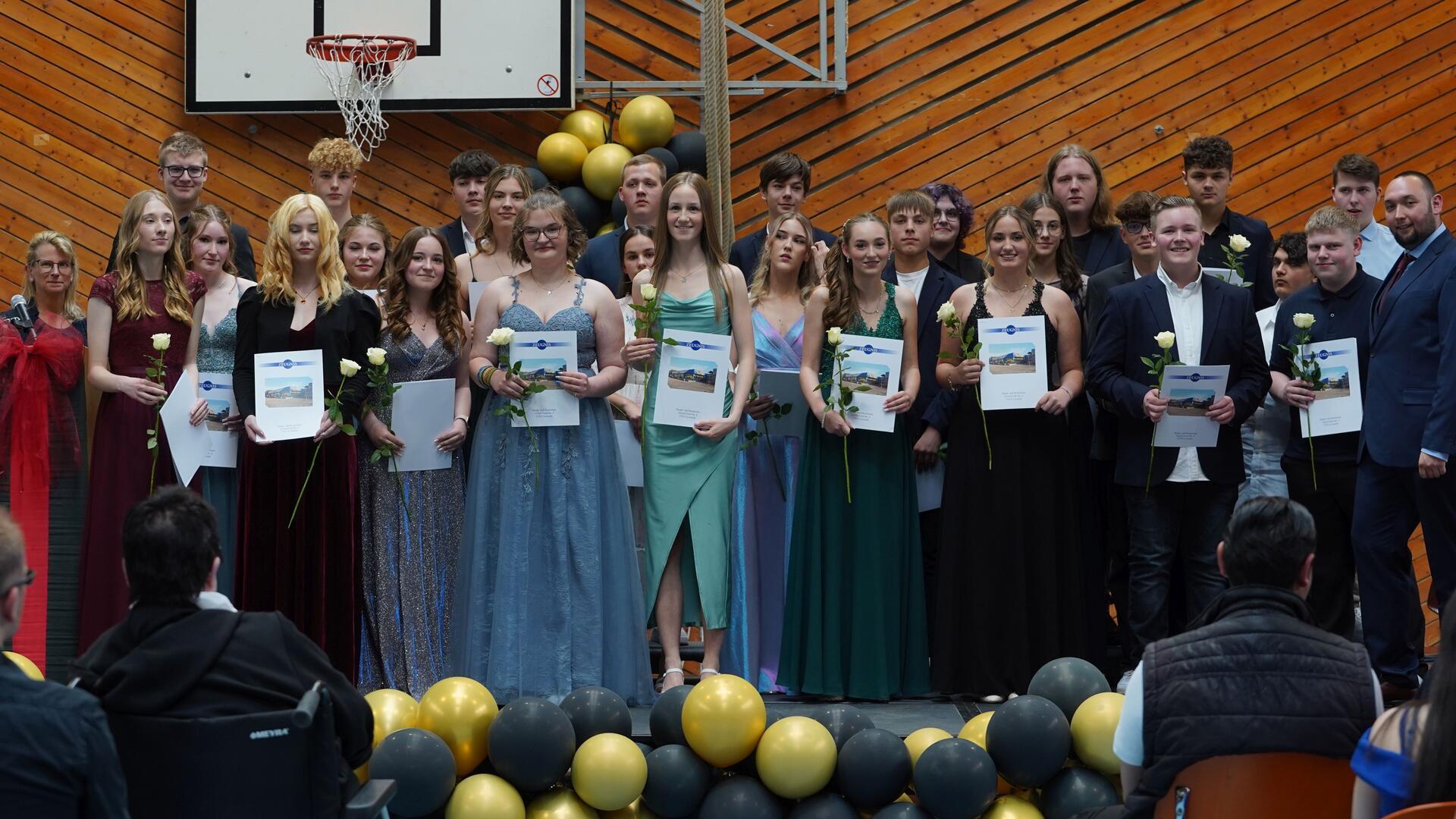 Haupt- und Realschule Loxstedt, Kl. R10c Joline Adler, Miriam Assi, Neijla Besic...