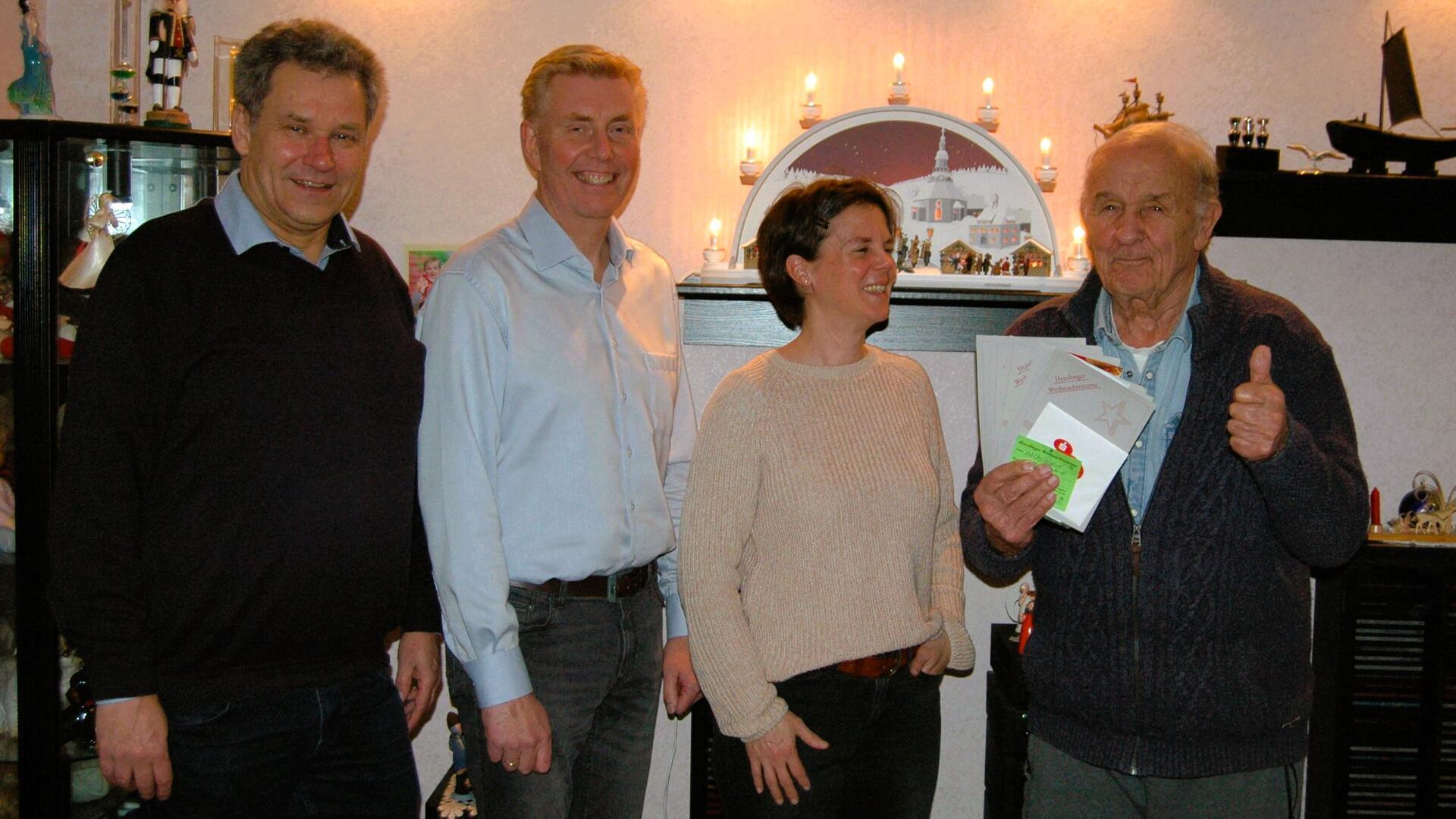 Hauptgewinner Manfred Wolk (rechts) und sein Besuch von der Heimat- und Fördergemeinschaft (von links): Dirk Ehlen, Andreas Bellmann und Anja Eggers.