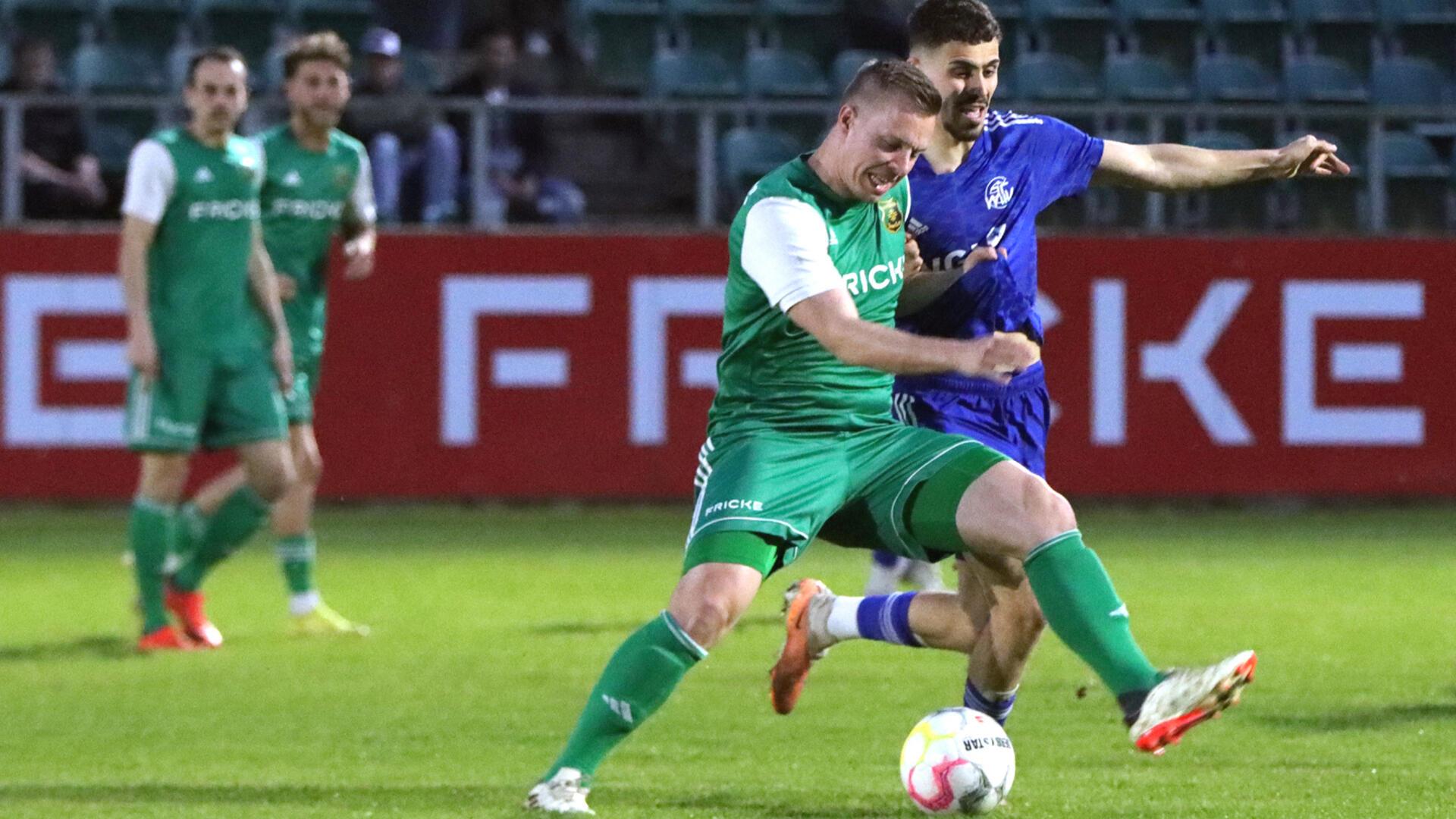 Heeslingens Torjäger Darvin Stüve (vorne) erzielte nach seiner Einwechslung das 1:3.