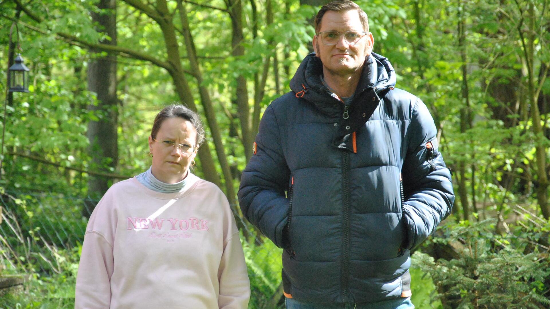 Heike Peukert und Patrick Meijers sind Nachbarn in Weertzen an der Oste. Nach dem Hochwasser an Weihnachten haben jetzt beide hohe Gebührenbescheide für den Feuerwehreinsatz bekommen.