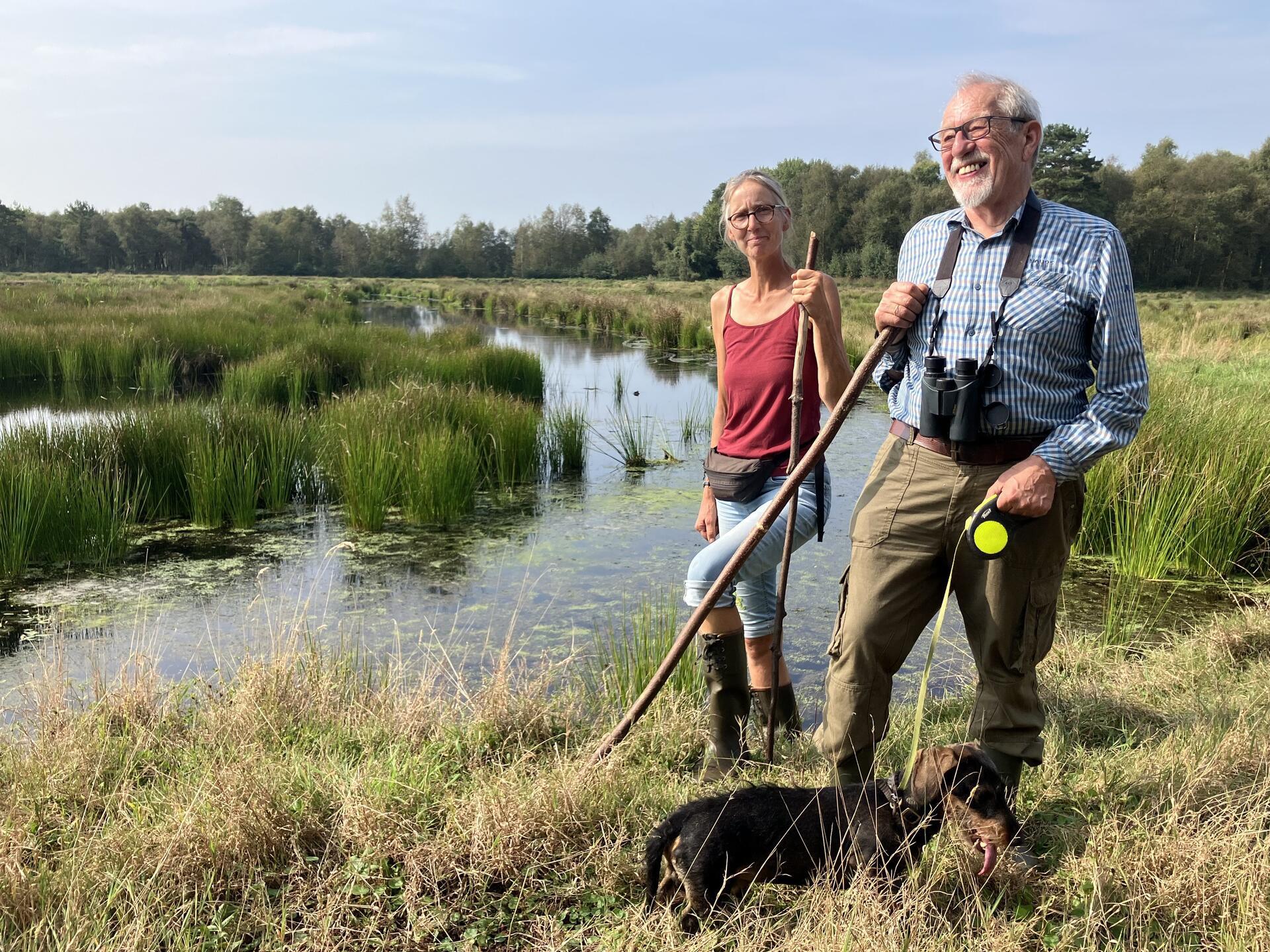 Heike Vullmer und Jürgen Cassier von der Stiftung Naturschutz behalten die Wasserstände im Hatzter Moor im Auge.
