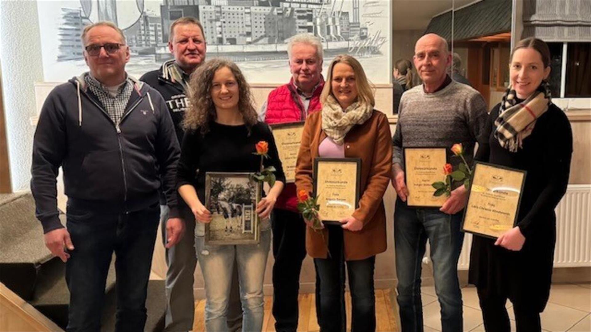 Heiko Schucher, Vorsitzender des Reitvereins Sittensen, mit den während der Versammlung Geehrten: Marco Aldag, Kristin Höyns, Johann Burfeind, Angela Detjen, Holger Stührmann und Lara-Christin Klindworth (von links).