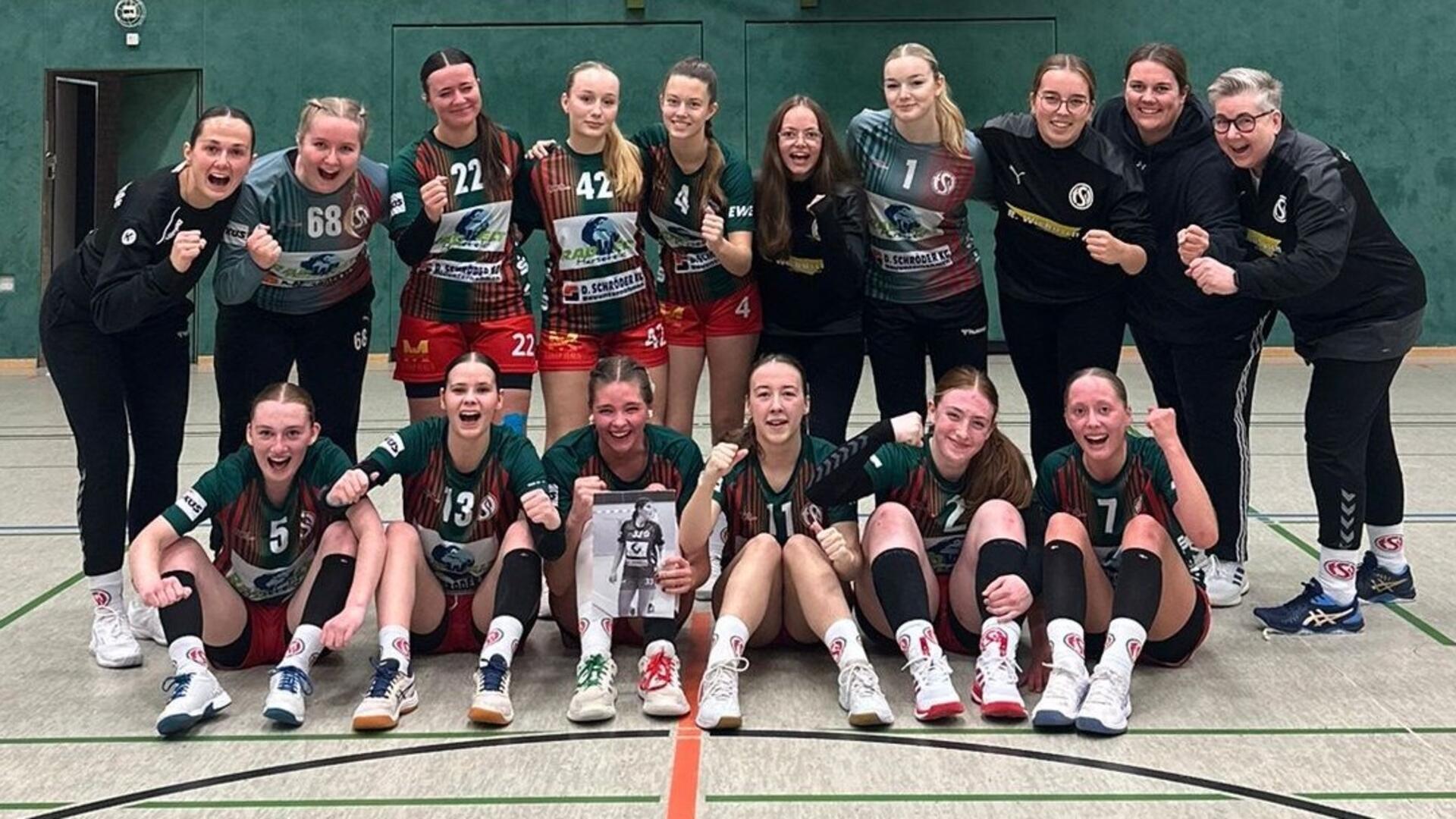 Heimspiel gewonnen: Die A-Jugendhandballerinnen feiern das 30:29 gegen Eyendorf.