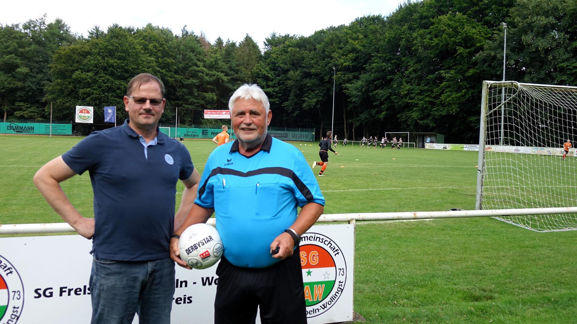 Hein Jäger steht seit 60 Jahren auf dem grünen Rasen. Davon 43 Jahre als Schiedsrichter für die Spielgemeinschaft Frelsdorf/Appeln/Wollingst. Vom Vorsitzenden Uwe Louwes gab es jede Menge Lob und Anerkennung und einen Geschenkgutschein.