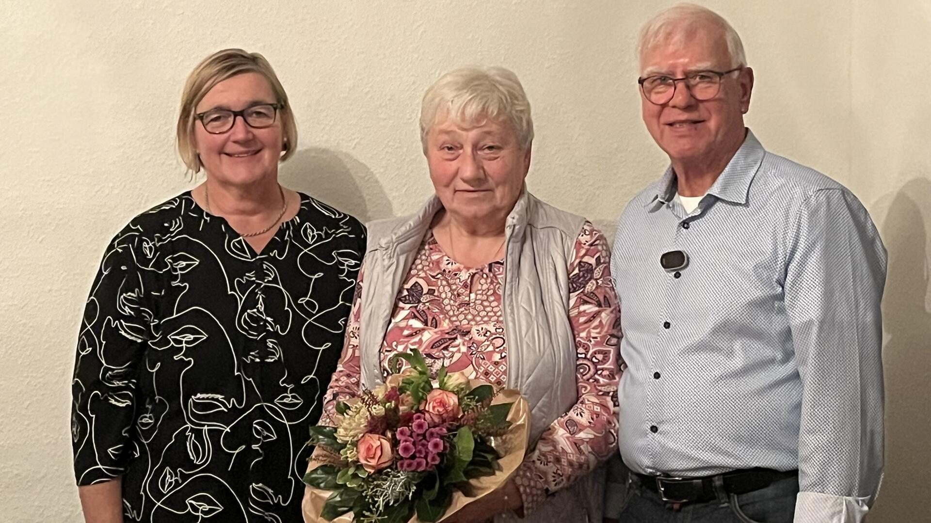 Heinz Wöltjen, Vorsitzender des DRK-Ortsvereins Klenkendorfer Mühle, und seine im November von den Mitgliedern im Amt bestätigte Stellvertreterin Angela Winternheimer ehrten Margret Wrissenberg für 30 Jahre Vorstandsarbeit.