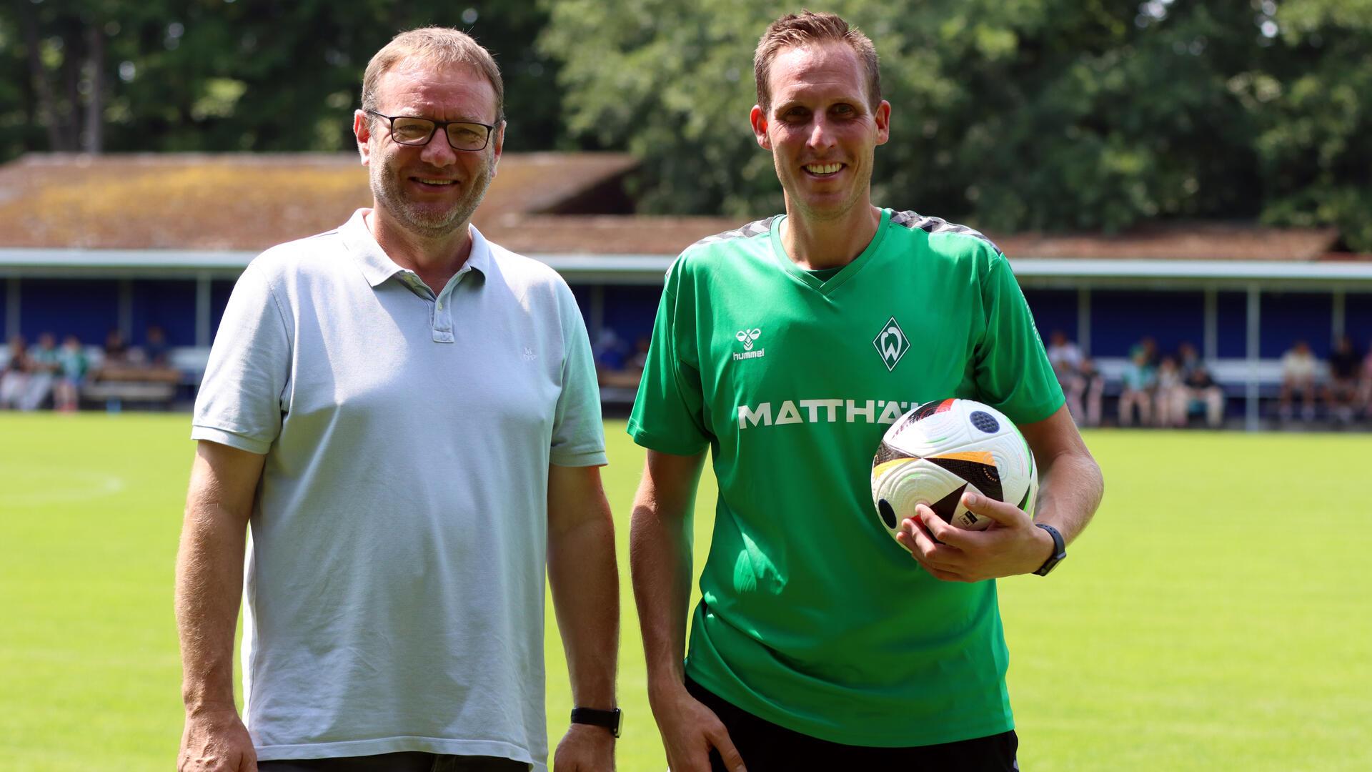 Hendrik Lemke (40, rechts) erlebte an der Seite von Werder-Chef-Coach Thomas Horsch als Torwarttrainer eine sehr gute erste „Halbzeit“.