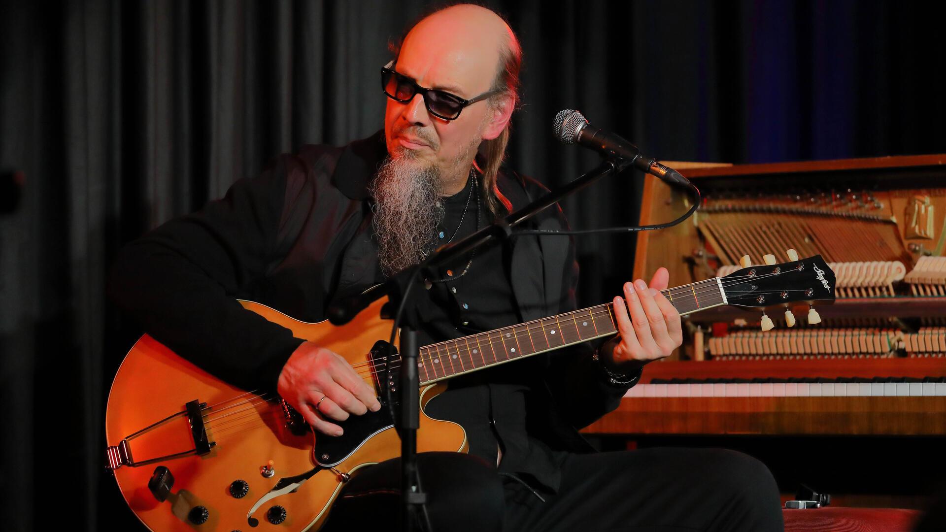 Henning Pertiet an der Gitarre. 