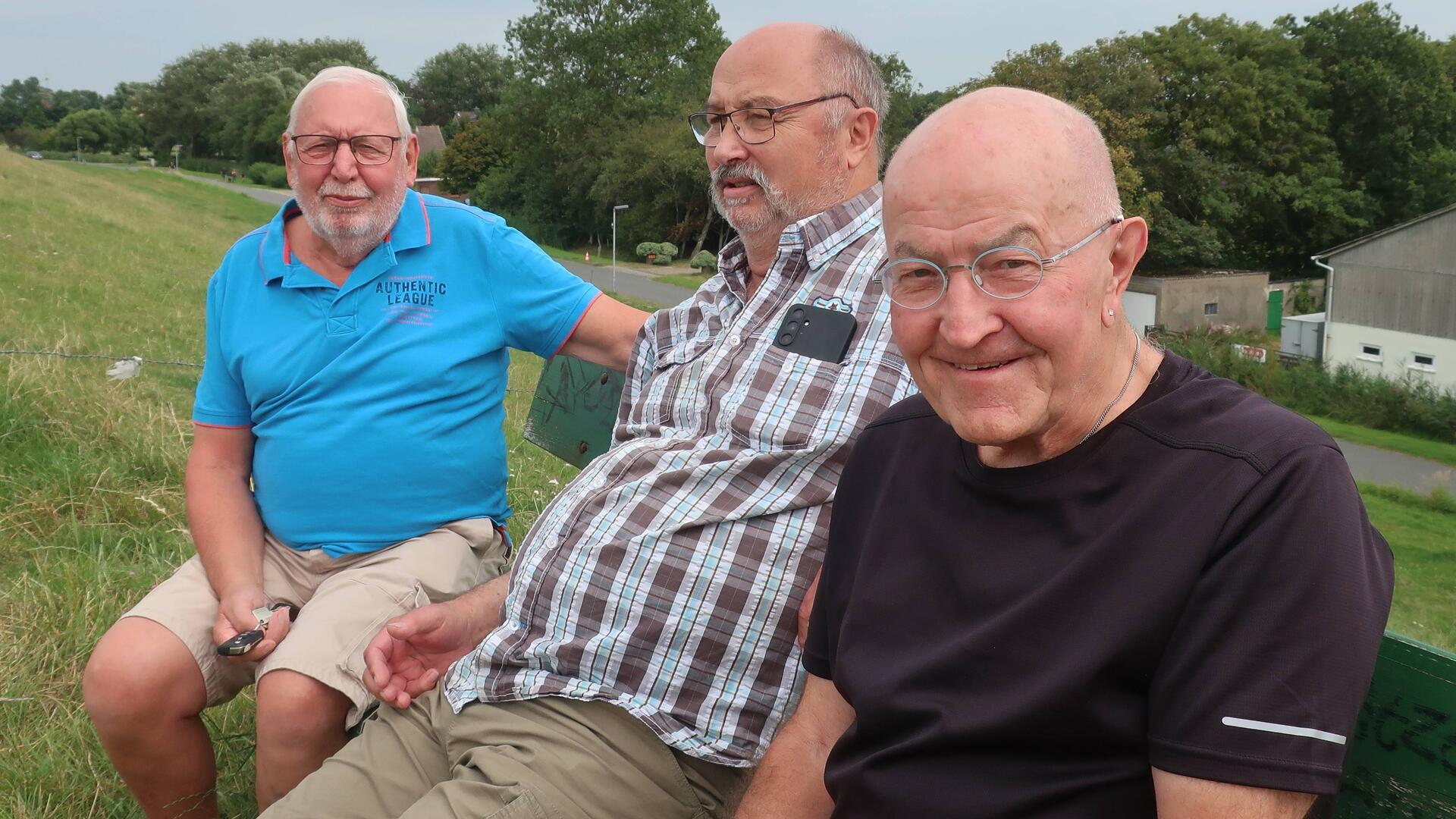 Heribert Klein (rechts) auf seiner "Reise in die Vergangenheit" auf dem Deich gegenüber dem damaligen Hof Tants zusammen mit Henning Uphoff (links) und Günter Tants.