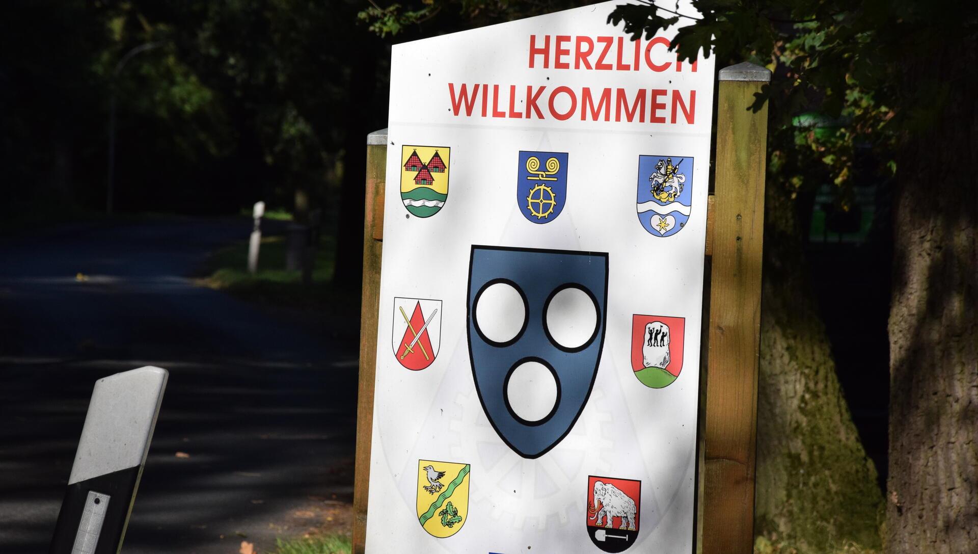 Ein Schild mit dem Wappen der Gemeinde Rhade.