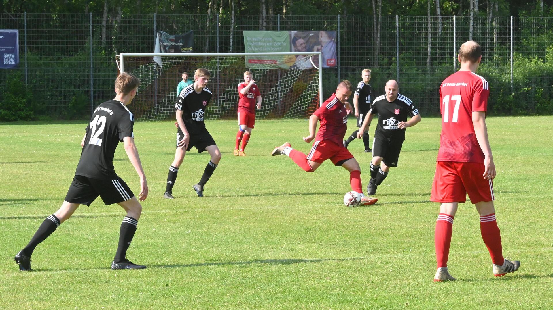 Hesedorf II gegen Oerel-Barchel: Die Gastgeber rangen dem Vizemeuster - hier mit Lennart Busch am Ball - ein 0:0 ab und schafften damit den Klassenerhalt.