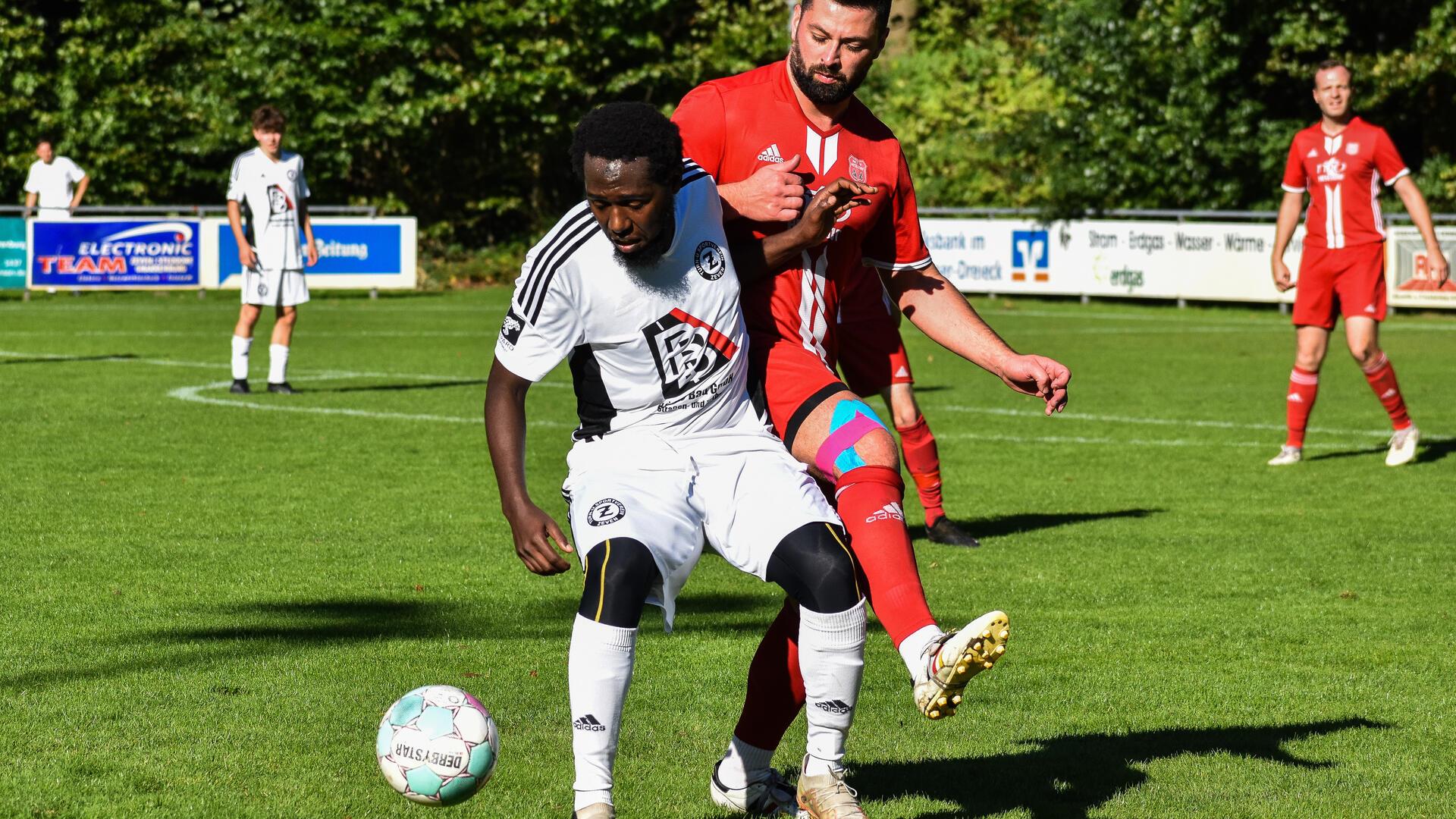 Hesedorf immer einen Schritt zu spät in Halbzeit eins: hier kommt Nico Boerschepper (rechts) gegen Ben Ally Shabani (links) nicht an den Ball.