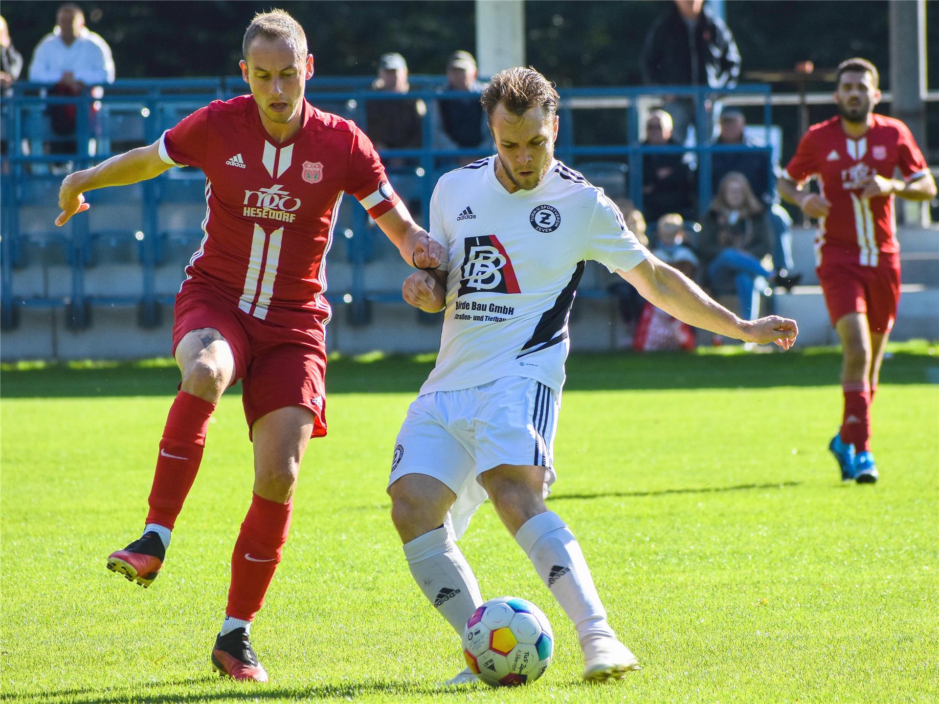 Hesedorfs Spielführer Richard Kubisch (links), hier im Kreisligaspiel gegen den Zevener Christian Sterz, spielt am Donnerstag im Pokal bei Teutonia Steddorf.