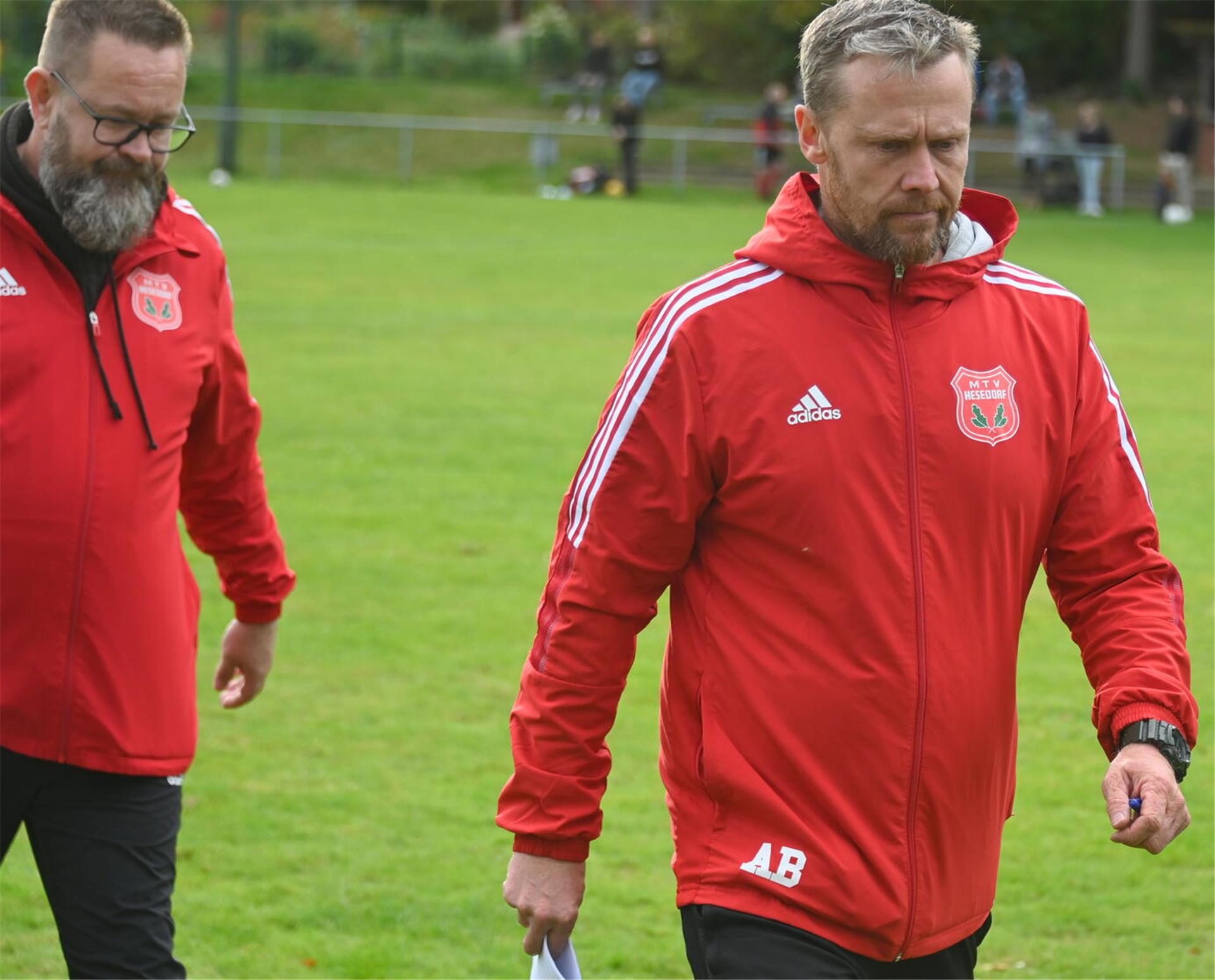 Hesedorfs Trainer Alexander Bube ist bedient nach der 1:6-Pleite.