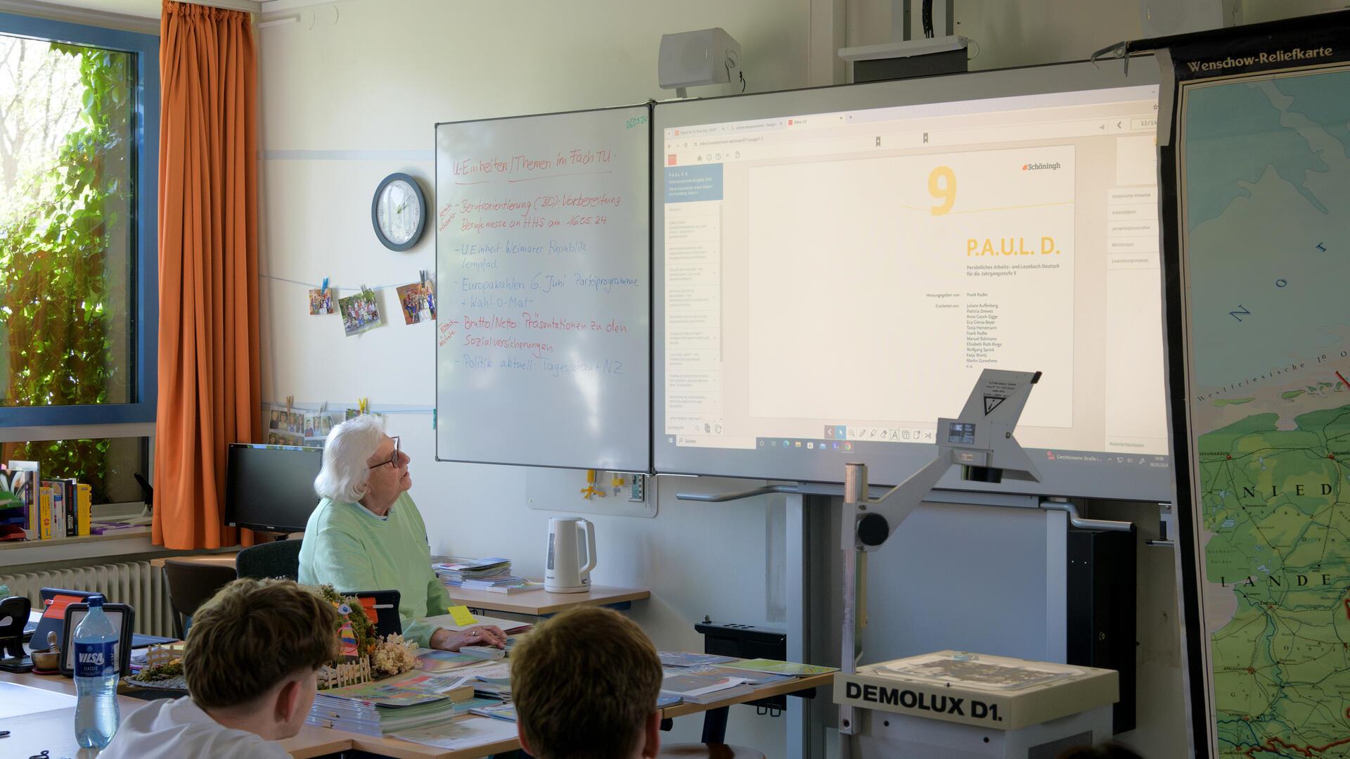 Rolf Traue im Unterricht an der Heinrich-Heine-Schule