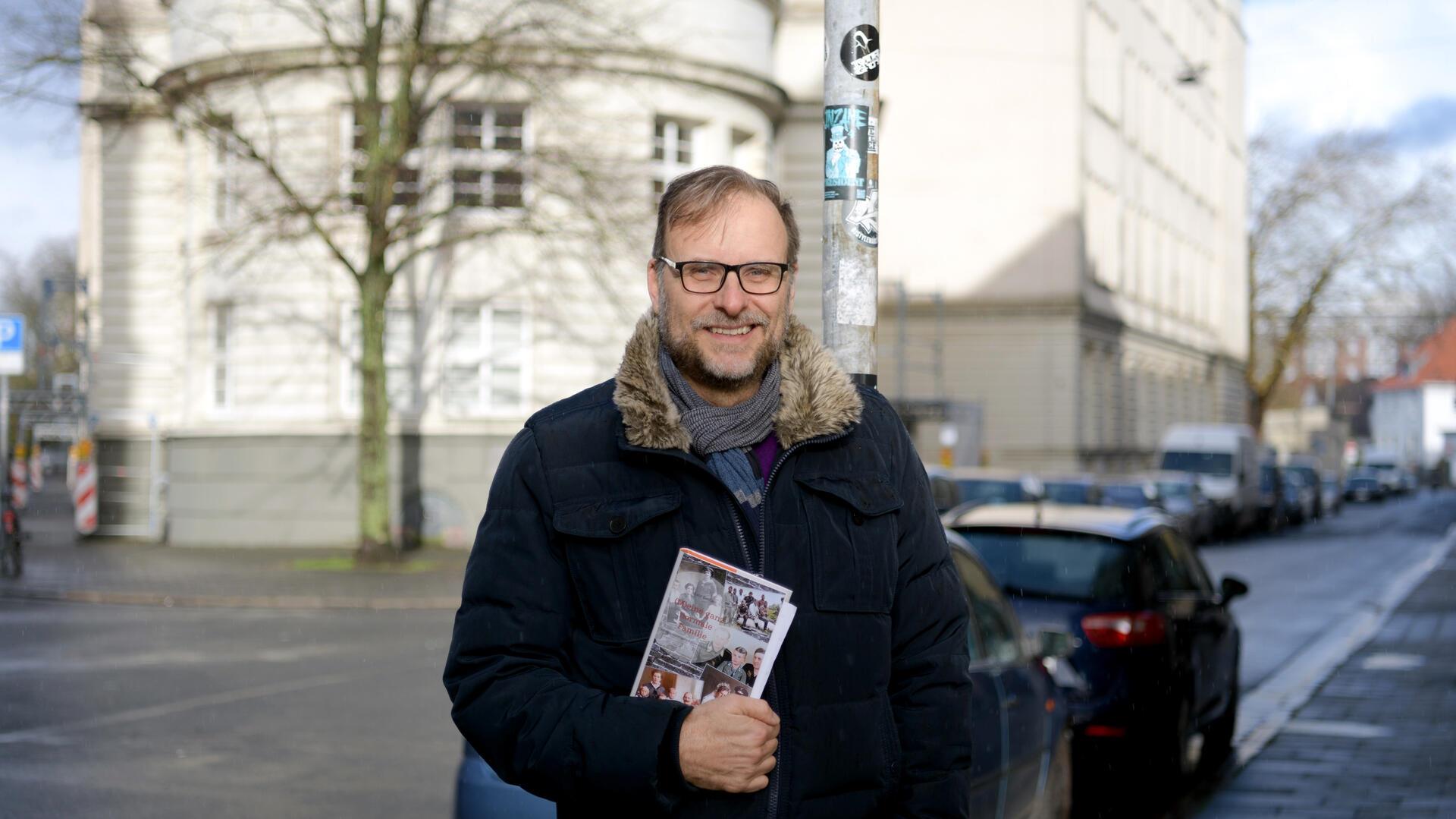 Hier am heutigen Lloyd Gymnasium in Bremerhaven-Mitte ist Malte Bastian in den 80ern zur Schule gegangen, in seinem alten "Kiez" stellt der in Köln lebende Autor nun seine schlesisch-hamburgisch-niedersächsische Familien-Chronik vor.