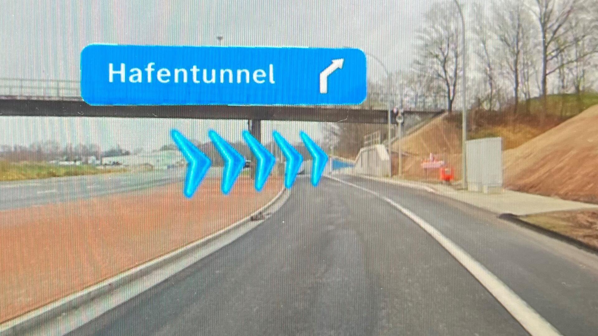 Hier geht’s lang in Richtung Untergrund. Von der Autobahn nimmt nicht jeder, der es sollte, den Abzweig in Richtung Tunnel.