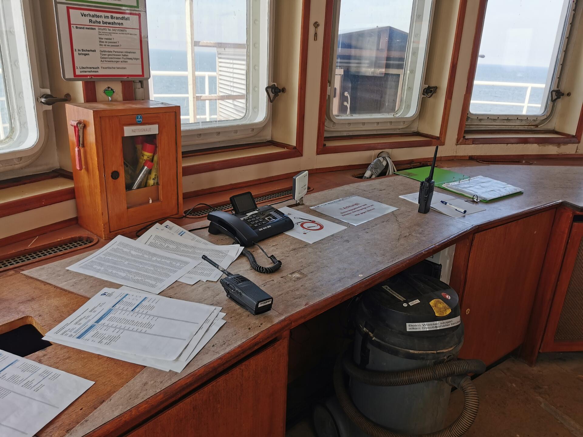 Hier haben die Leuchtturmwärter die See beobachtet – heute liegt im Dienstzimmer...