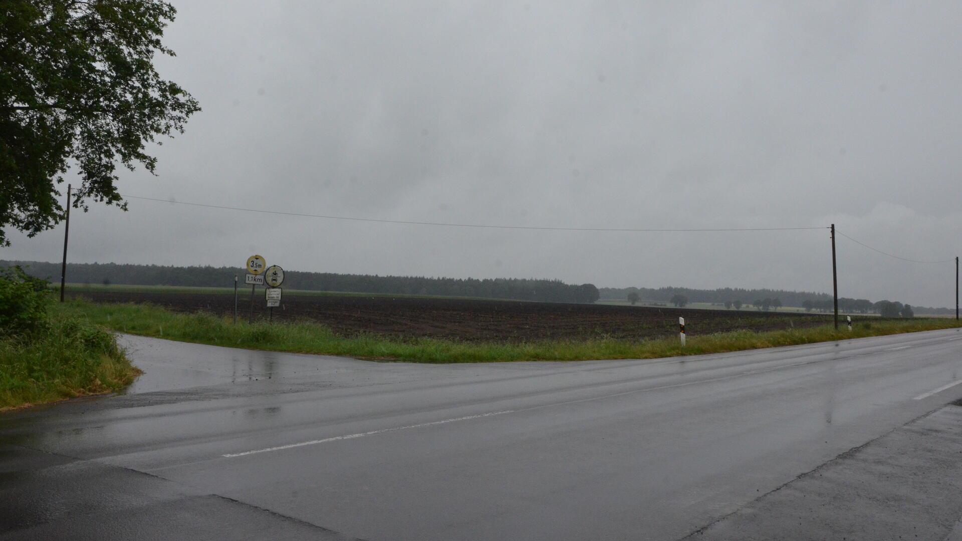 Hier, in der Nähe der geplanten A 20-Abfahrt an der B 495, könnte ein interkommunaler Gewerbepark entstehen. Am Dienstag hat der Bremervörder Stadtentwicklungsausschuss über die anstehende Planung diskutiert.