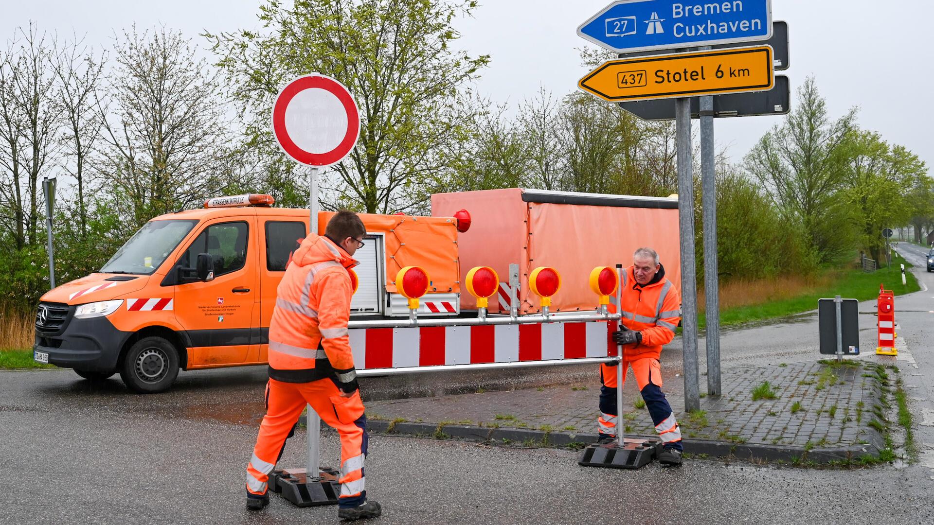 Hier ist erstmal kein Durchkommen mehr: Nico Nordmann (l.) und Gerald Lichtnow von der Straßenmeisterei Hagen sperren die Zufahrt zur B437.