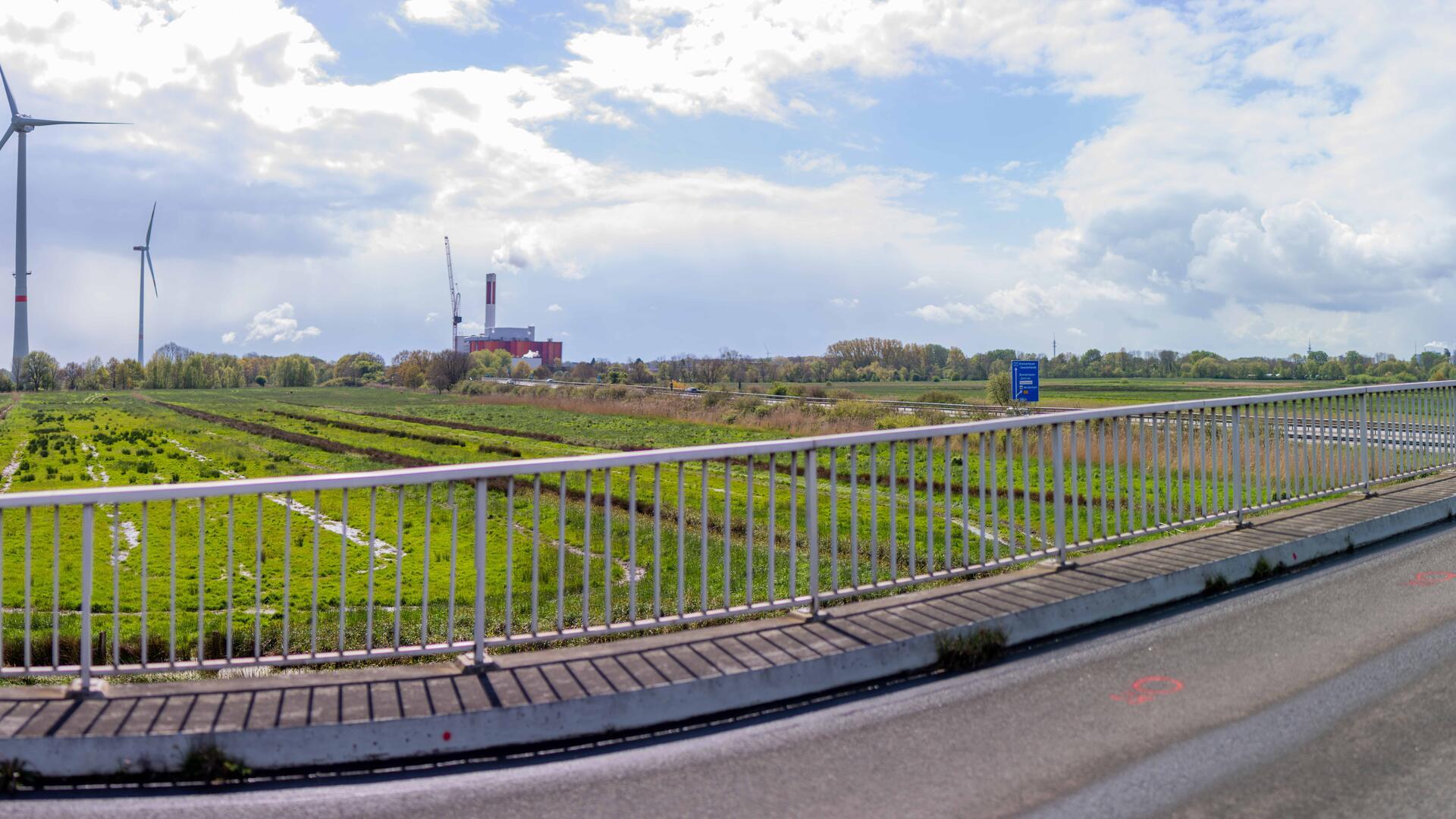 Hier starten die Arbeiten: Thebushelmde führt über die Autobahn A27.