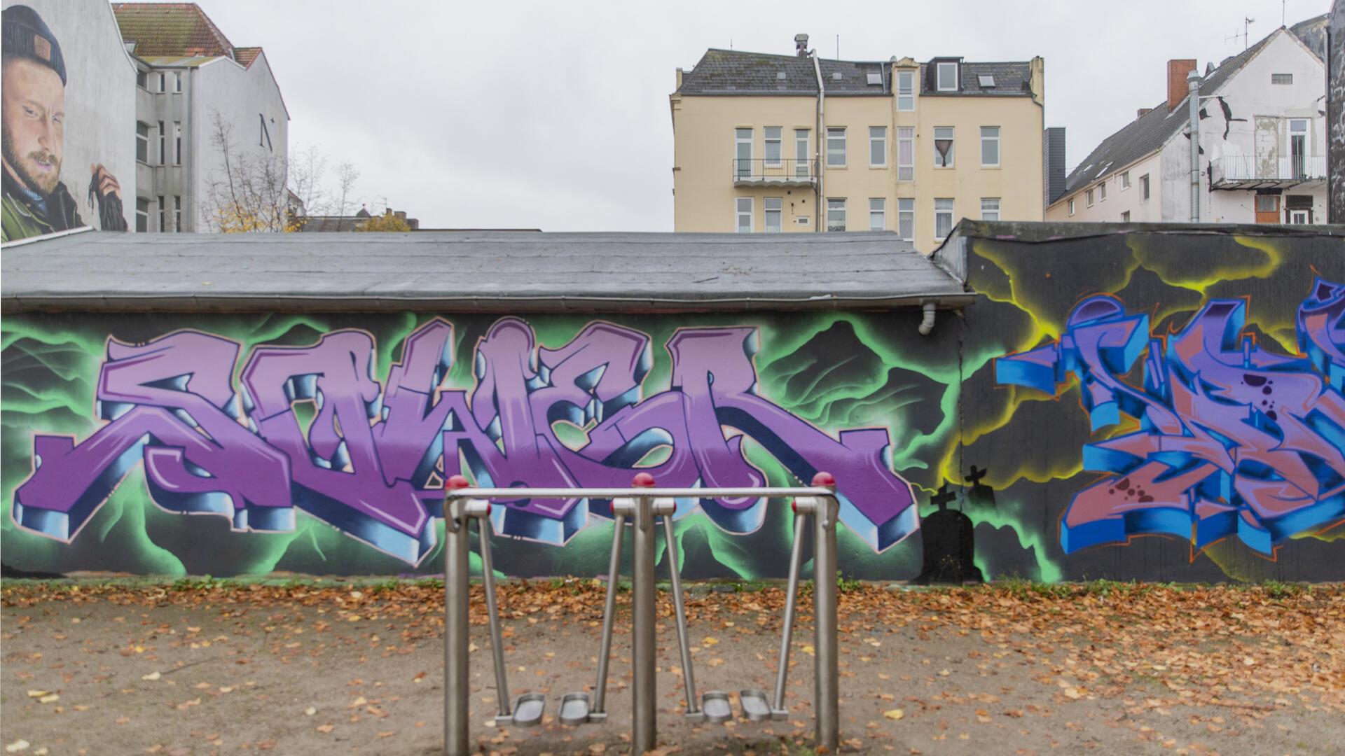 Hier waren wohl Künstler am Werk: An dieser Garagenmauer sind die Hakenkreuze nicht mehr zu sehen.